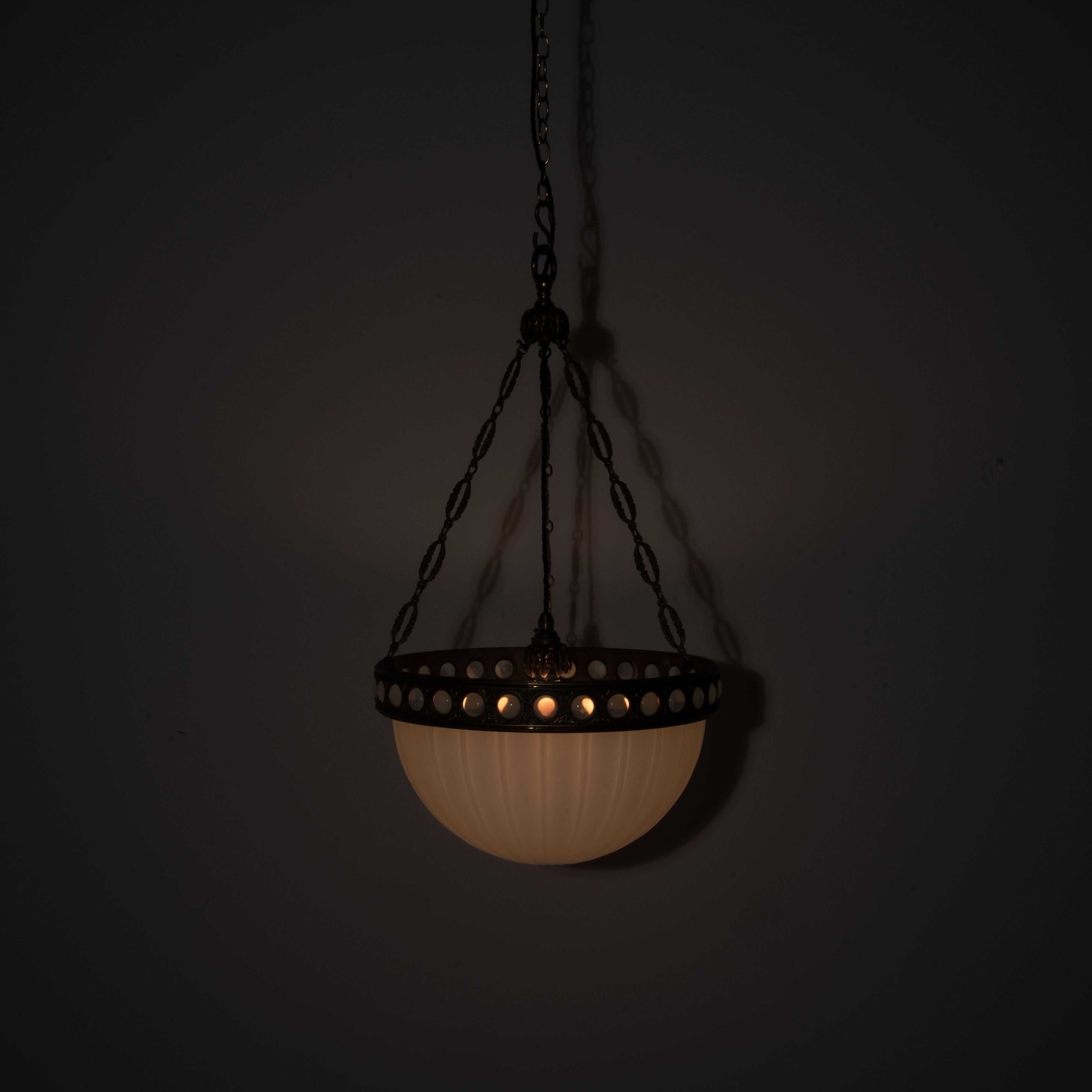 Eccezionale e raro Plafonnier di pietra di luna in uno speciale anello decorativo in ottone dorato in vendita 1