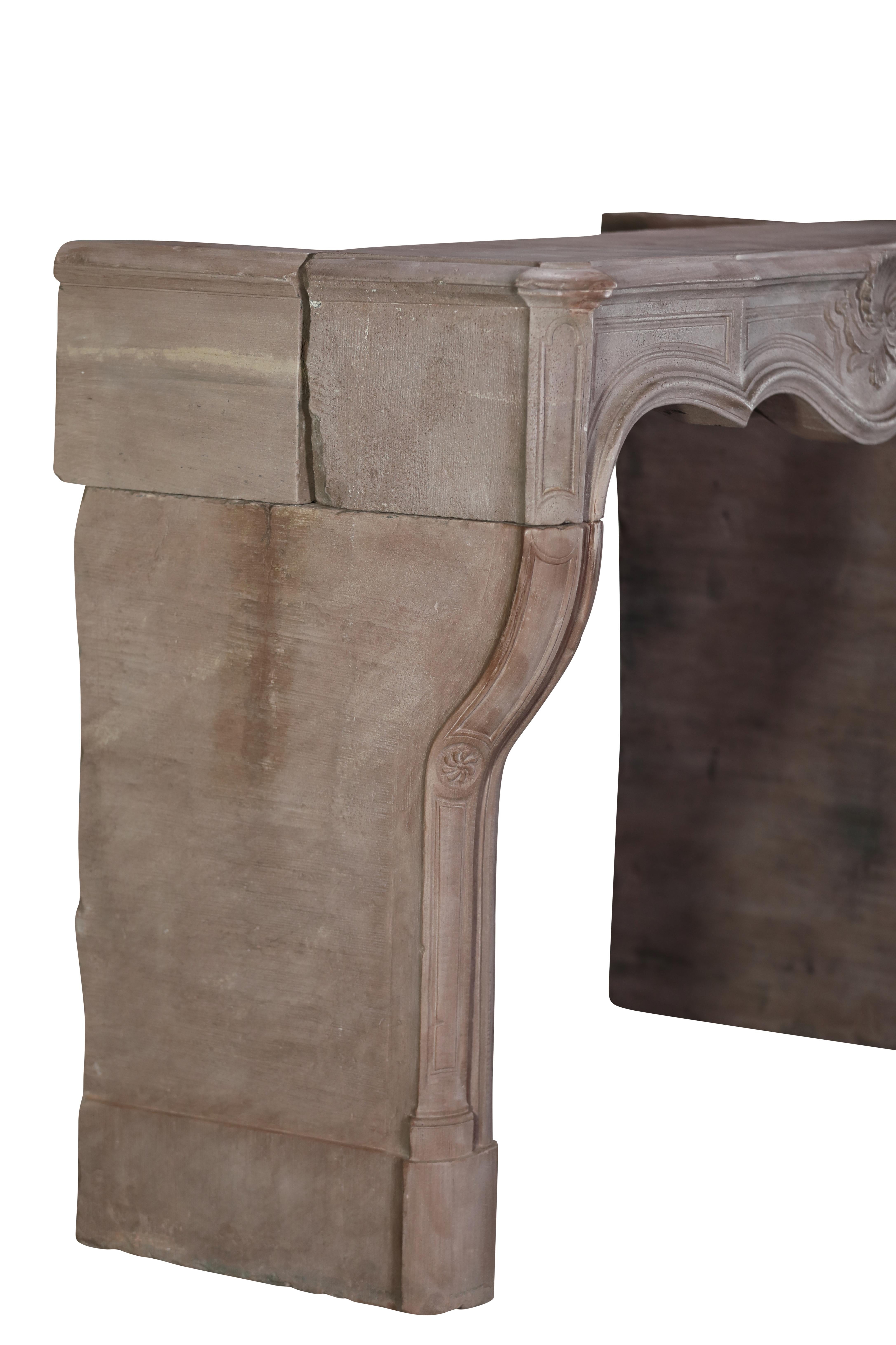 Eccezionale e raro pezzo di camino in pietra per un progetto di interior design di alto livello in vendita 2