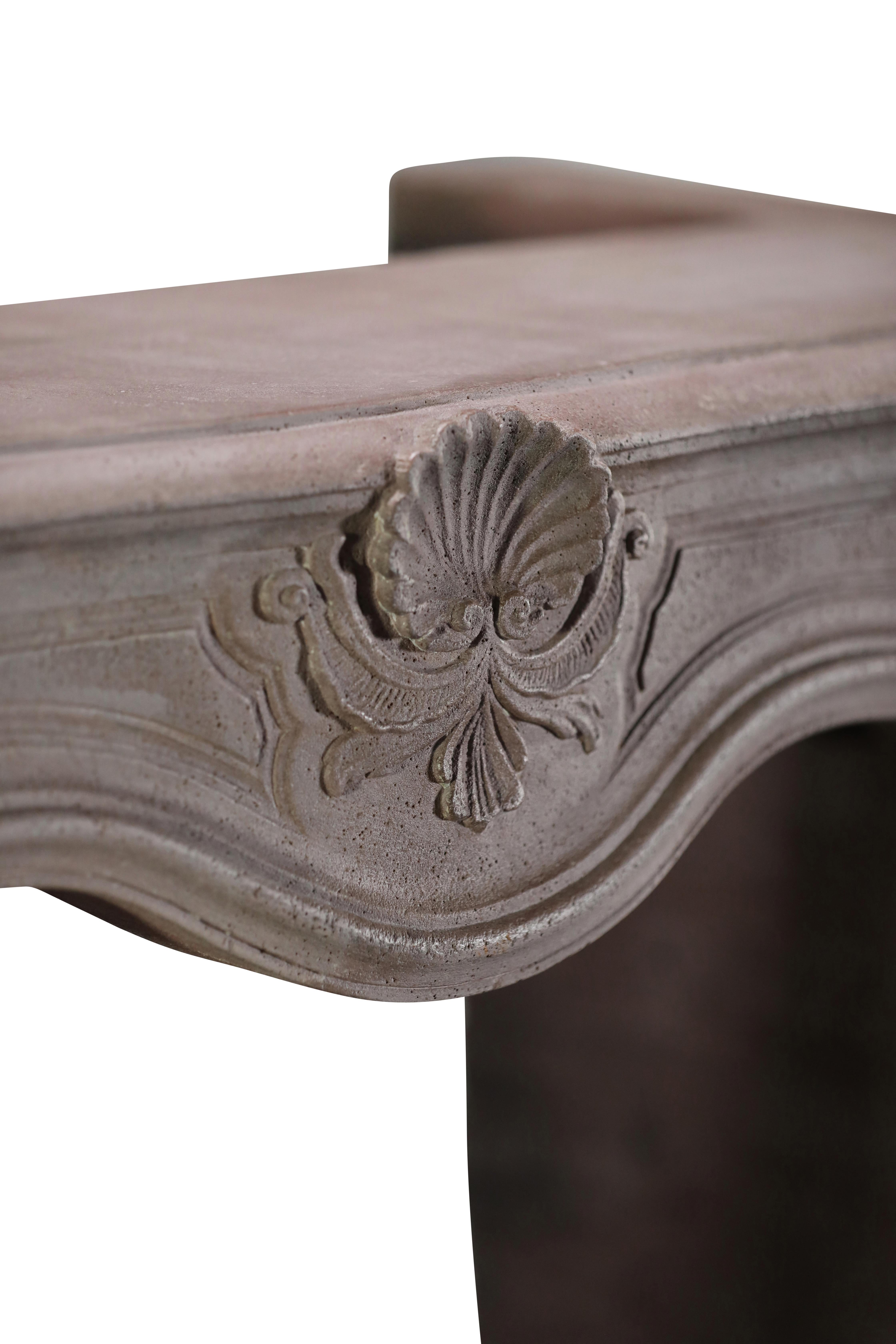 Eccezionale e raro pezzo di camino in pietra per un progetto di interior design di alto livello in vendita 4