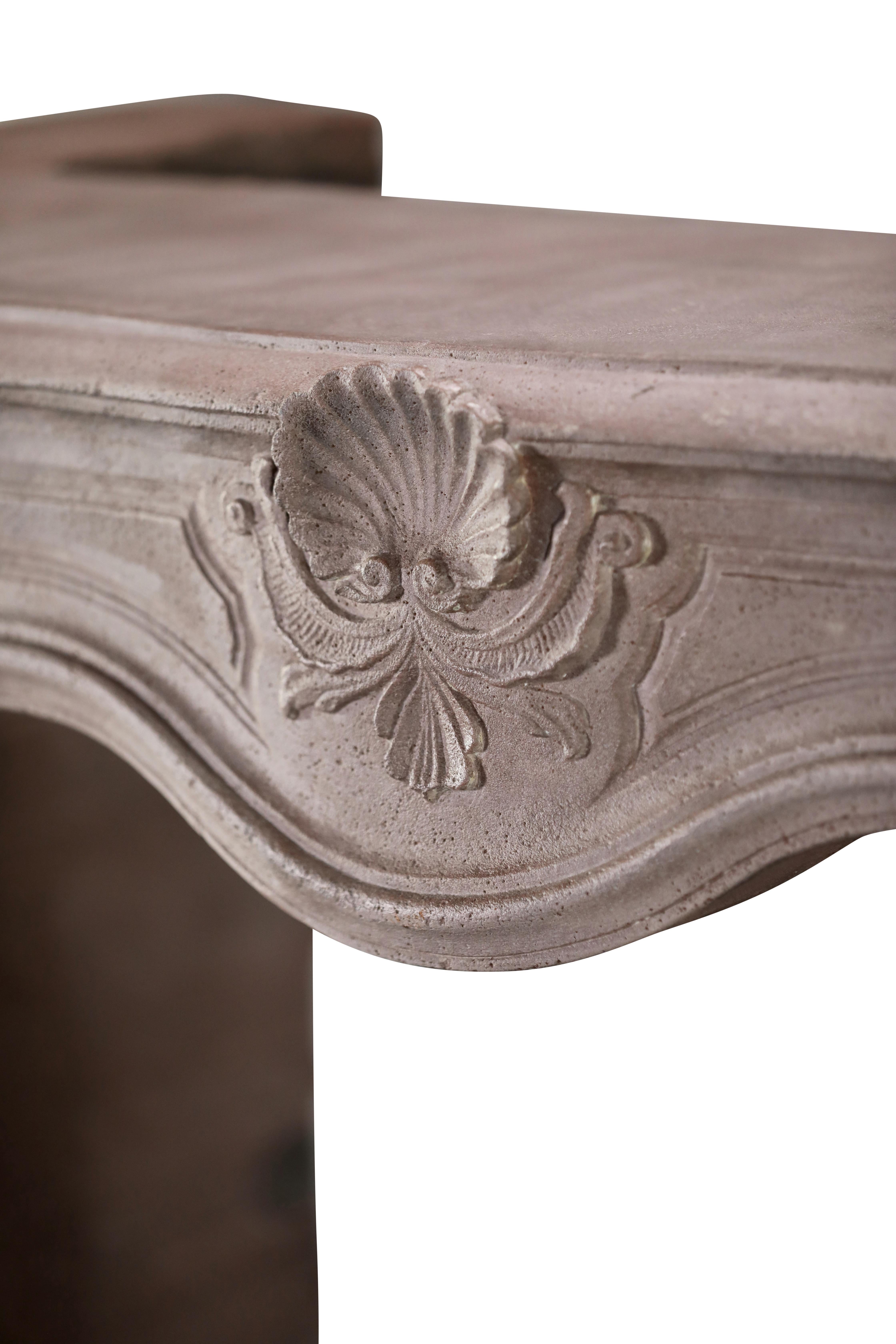Eccezionale e raro pezzo di camino in pietra per un progetto di interior design di alto livello in vendita 5