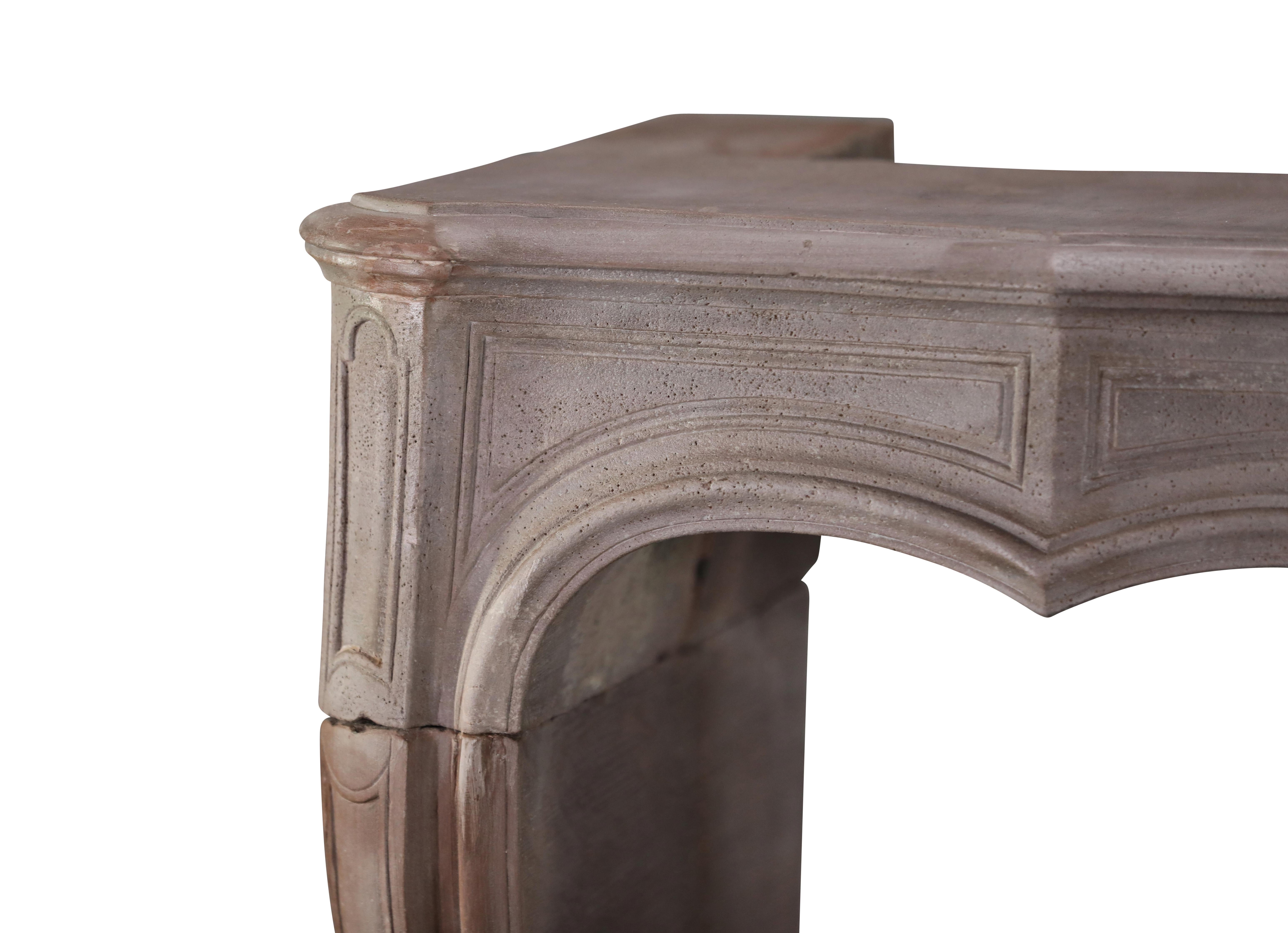 Eccezionale e raro pezzo di camino in pietra per un progetto di interior design di alto livello In condizioni ottime in vendita a Beervelde, BE