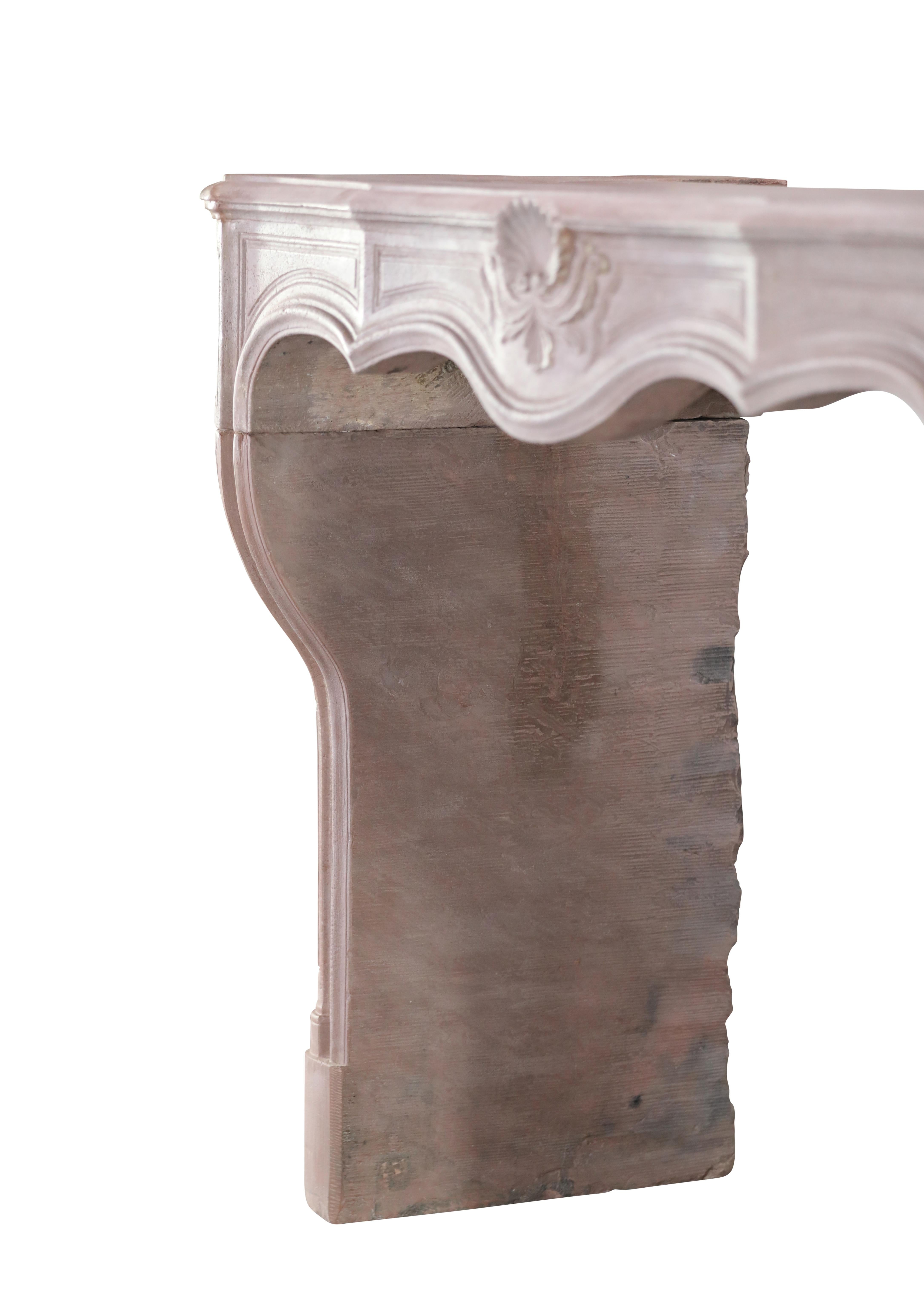 Fino al XVIII secolo Eccezionale e raro pezzo di camino in pietra per un progetto di interior design di alto livello in vendita