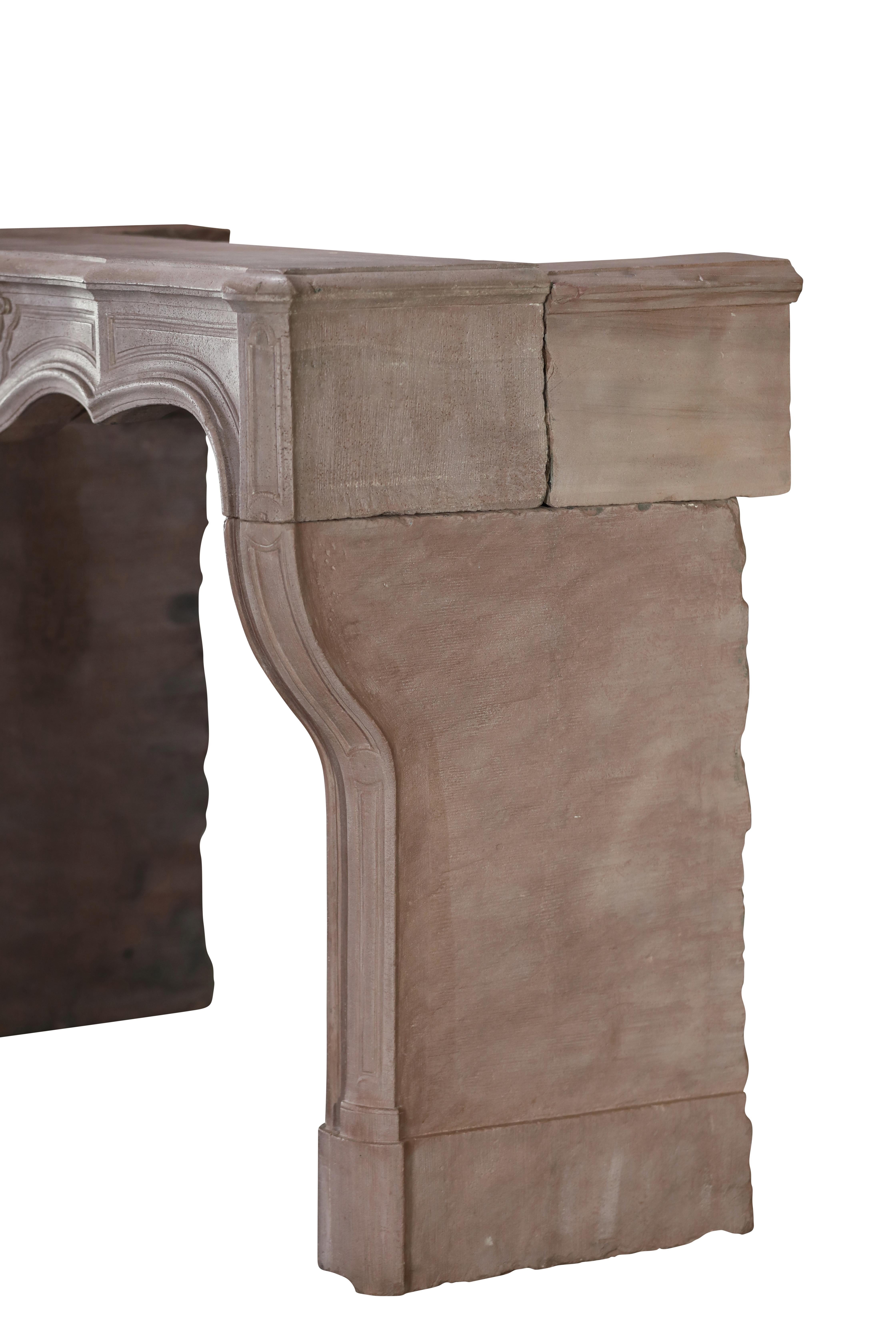 Pietra Eccezionale e raro pezzo di camino in pietra per un progetto di interior design di alto livello in vendita