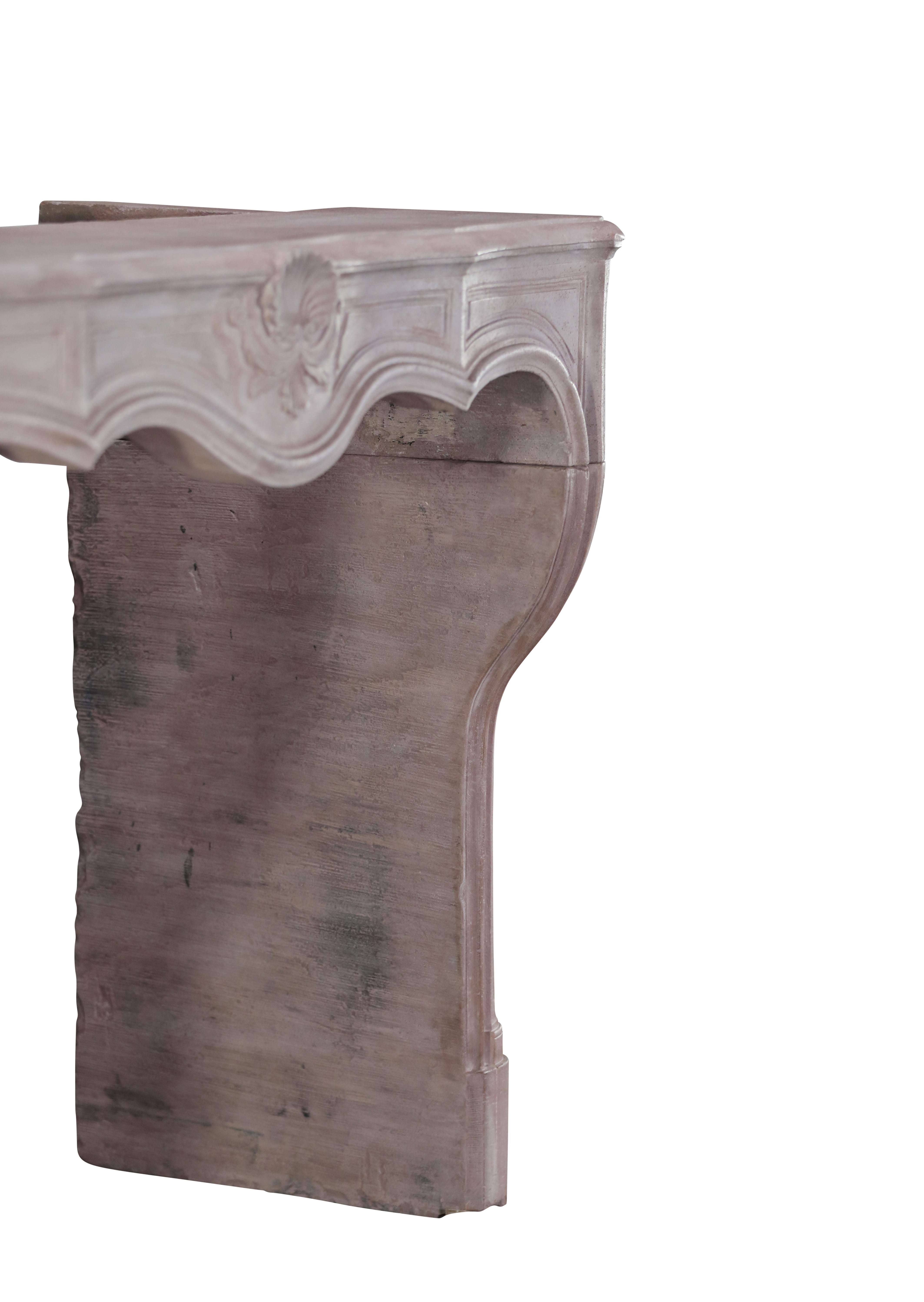 Eccezionale e raro pezzo di camino in pietra per un progetto di interior design di alto livello in vendita 1