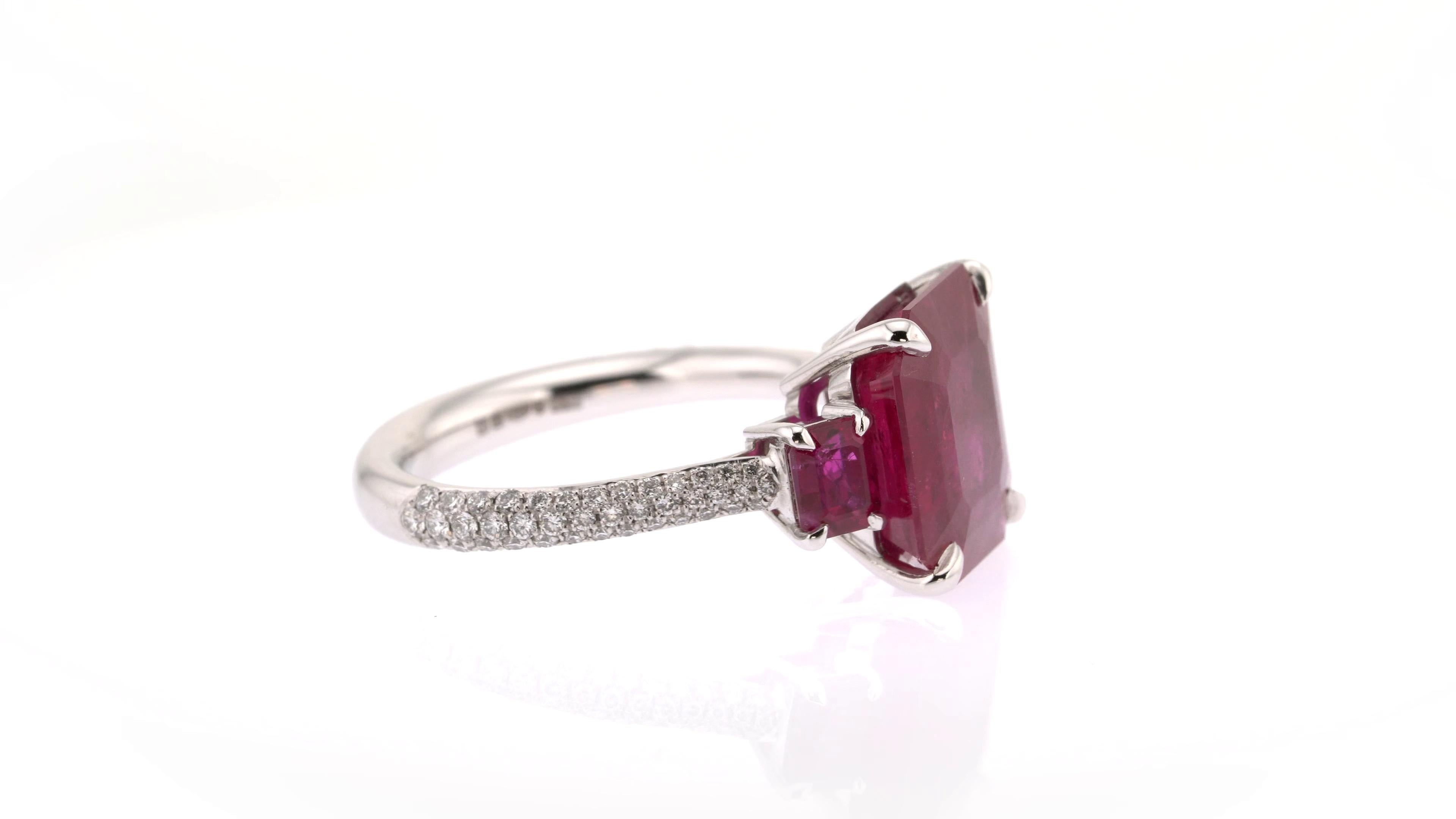 Anello in platino con rubino rosso e diamanti da 7 carati in vendita 1