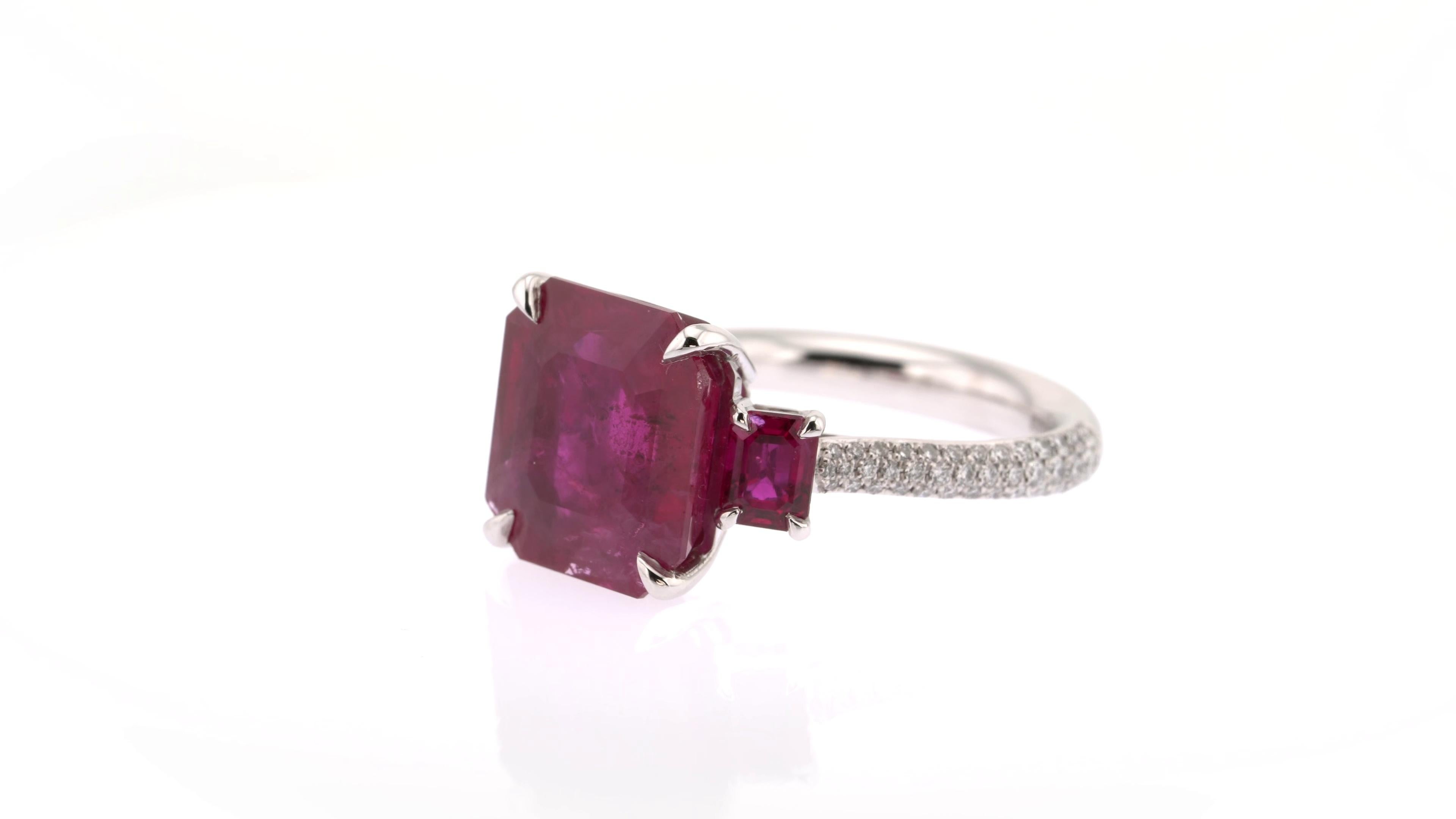 7 Carats Red Ruby and Diamond Platinum Ring In New Condition For Sale In London, GB