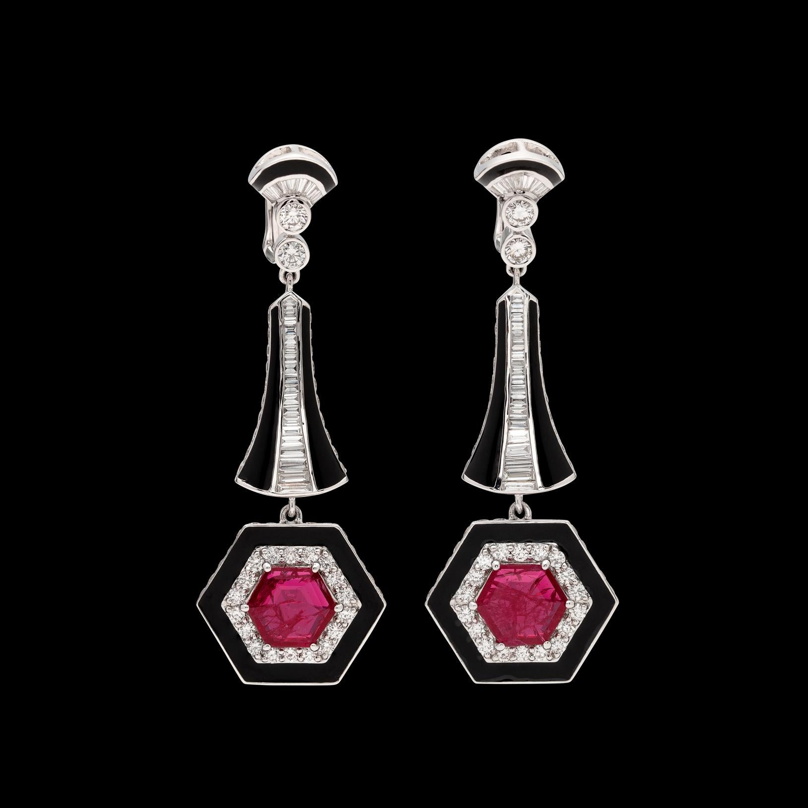 Art déco Boucles d'oreilles en goutte en rubis rouge, diamants et émail en vente