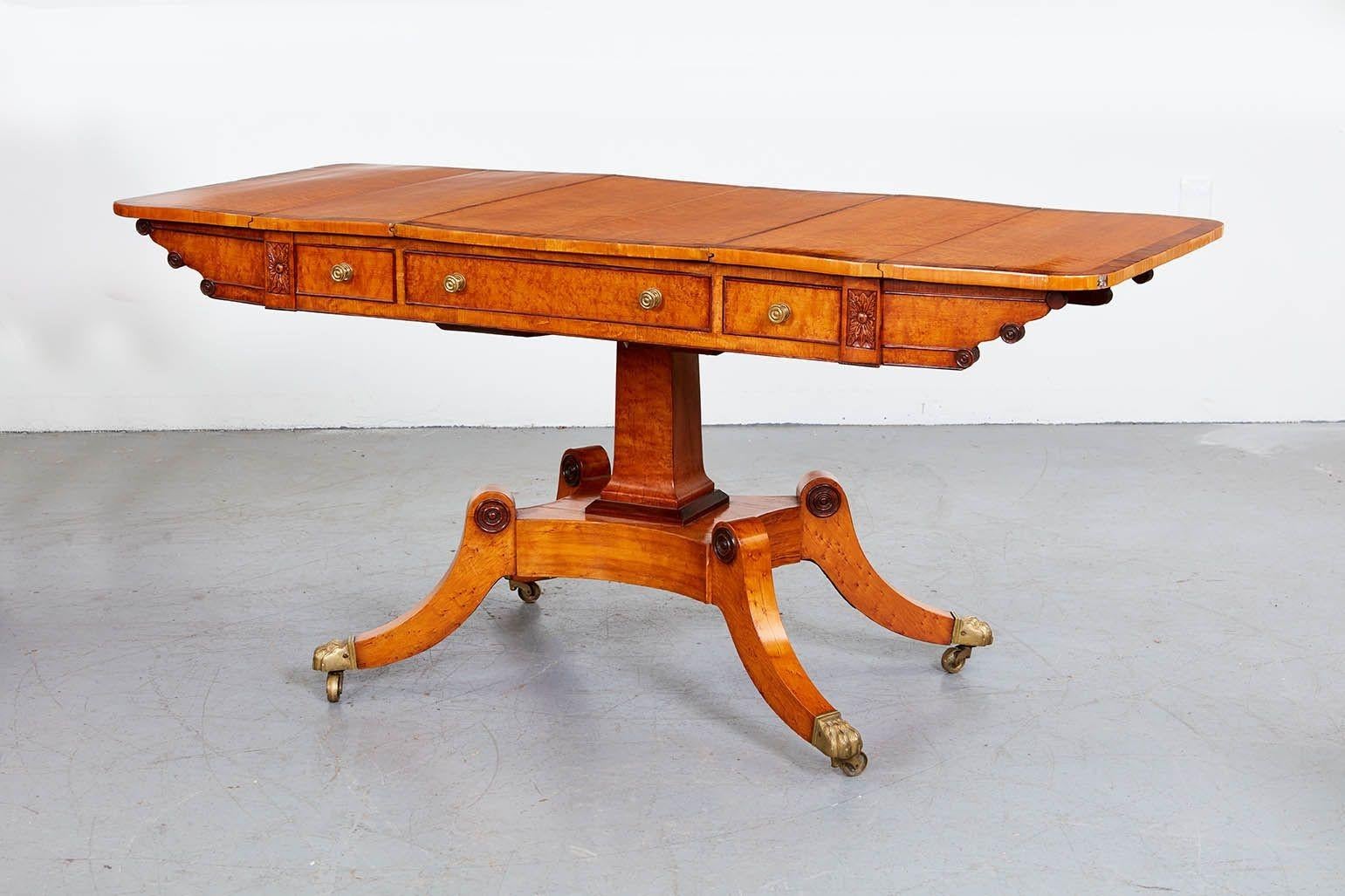 Exceptionnelle table à jeux en érable moucheté Regency en vente 4