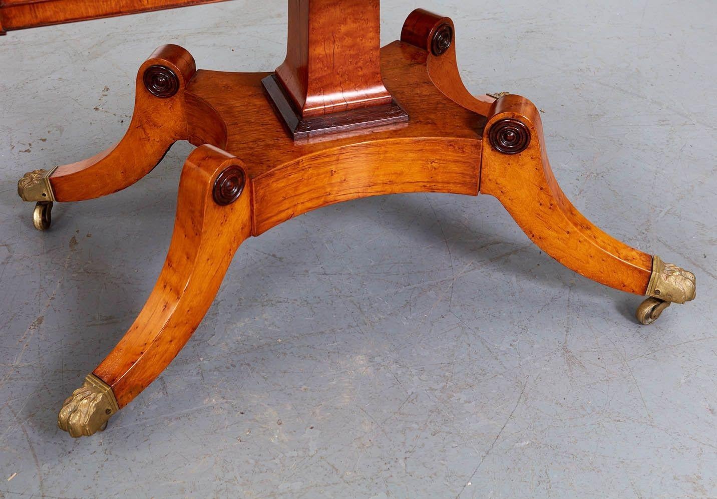 Exceptionnelle table à jeux en érable moucheté Regency en vente 5