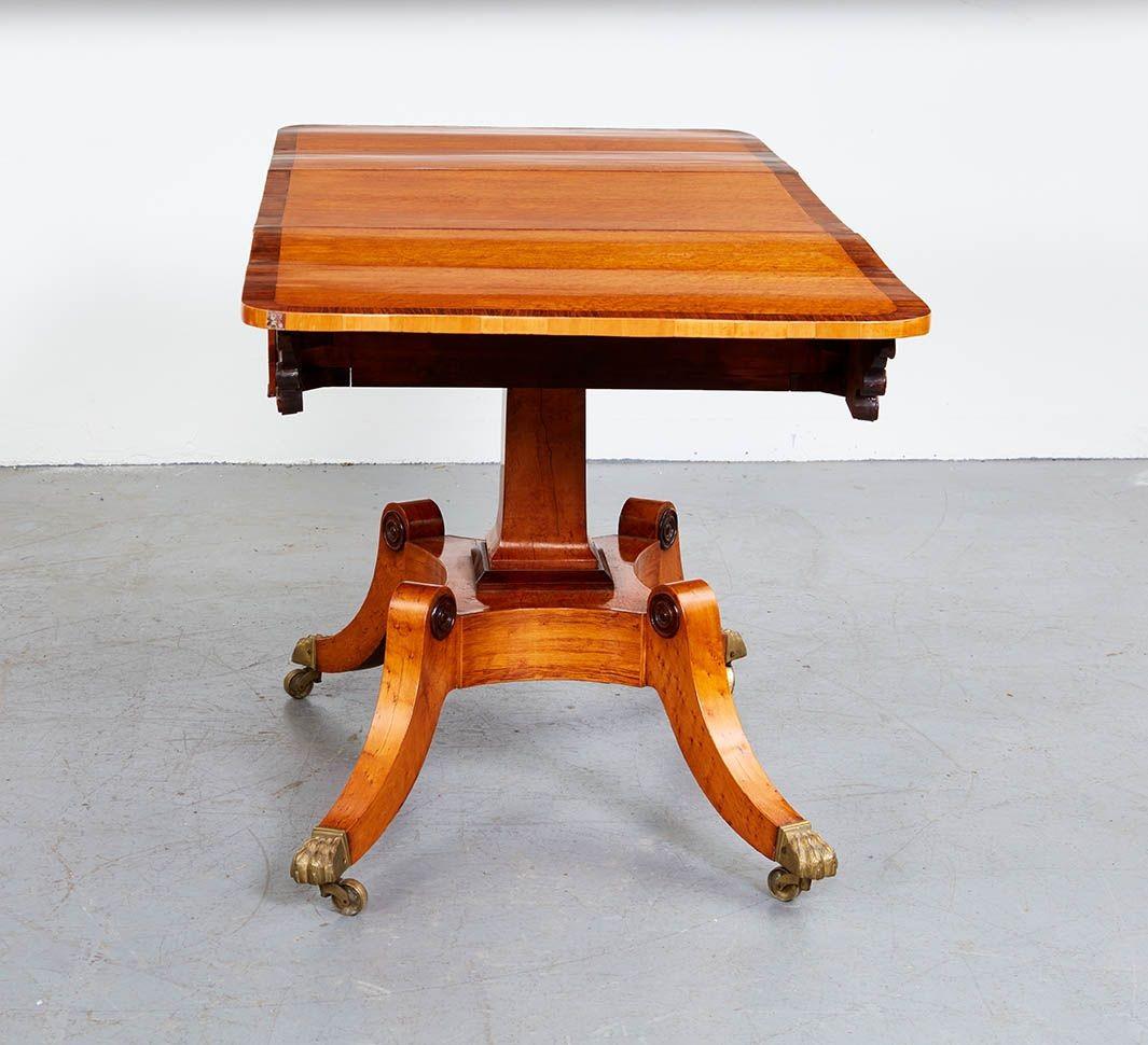 Exceptionnelle table à jeux en érable moucheté Regency en vente 6