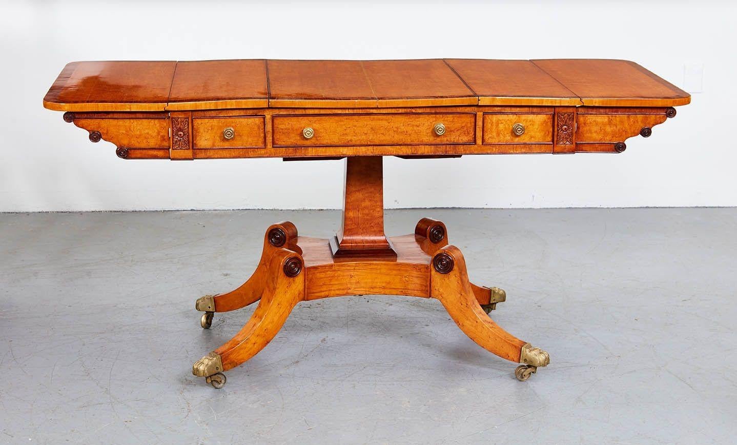 Exceptionnelle table à jeux en érable moucheté Regency en vente 8