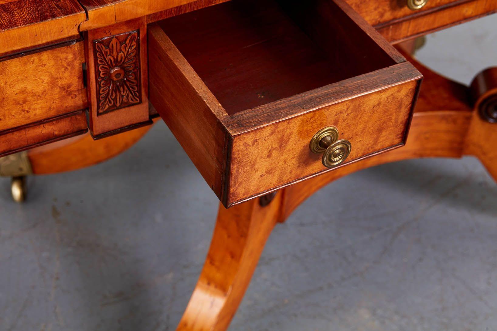 Exceptionnelle table à jeux en érable moucheté Regency en vente 9