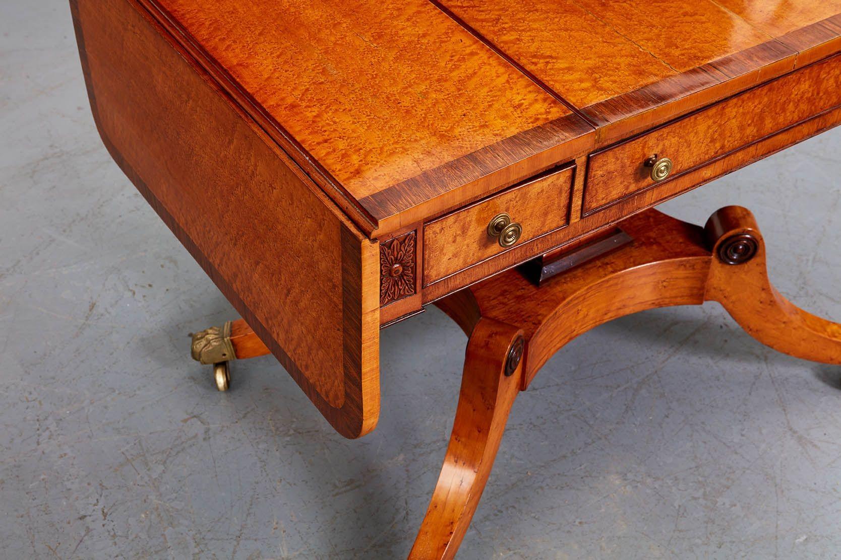 Exceptionnelle table à jeux en érable moucheté Regency en vente 10