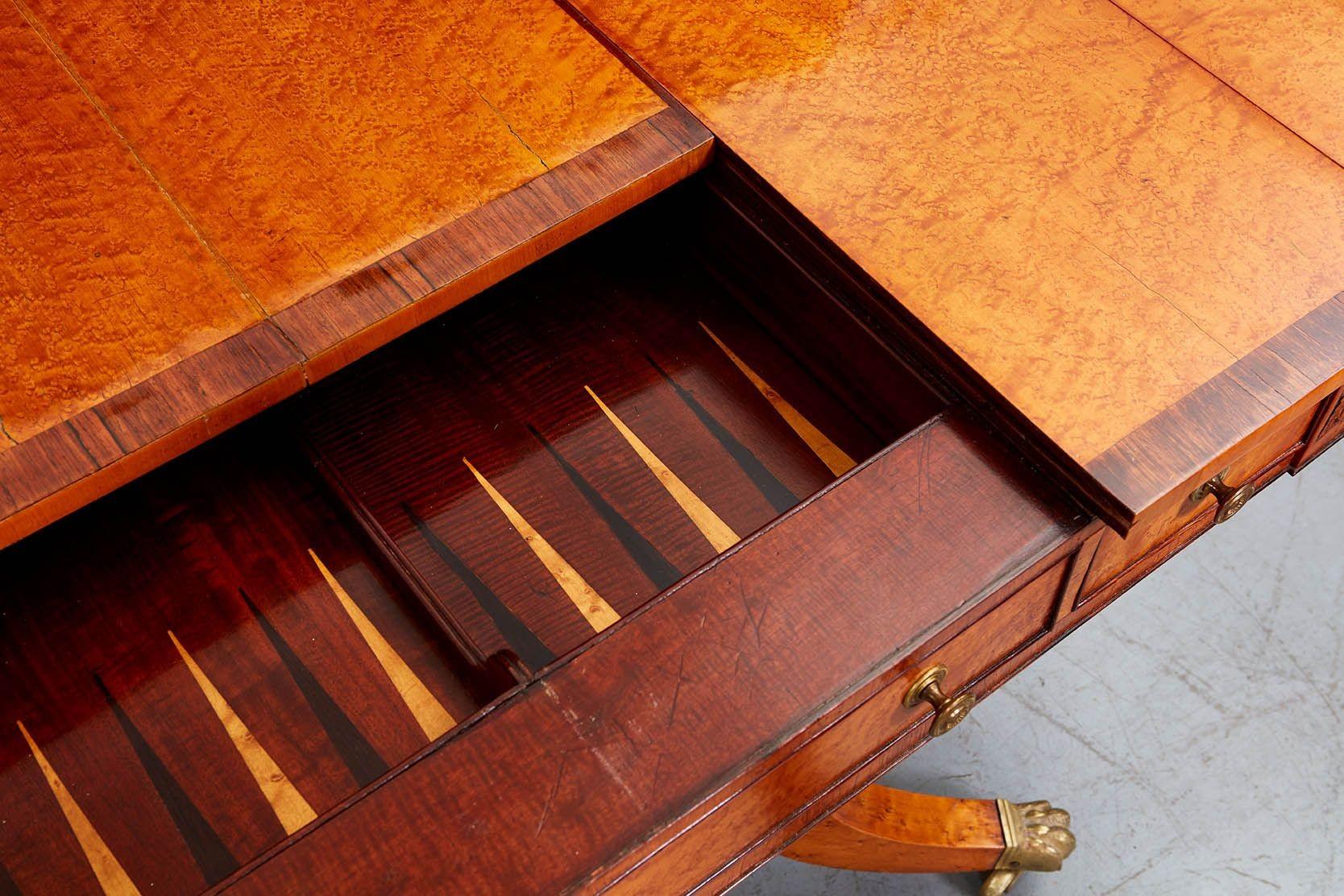 Exceptionnelle table à jeux en érable moucheté Regency en vente 11