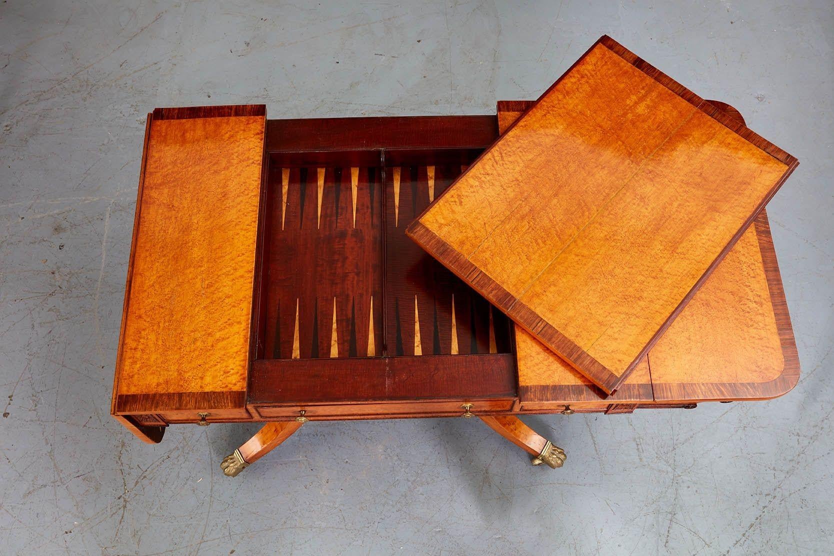 Exceptionnelle table à jeux en érable moucheté Regency en vente 12