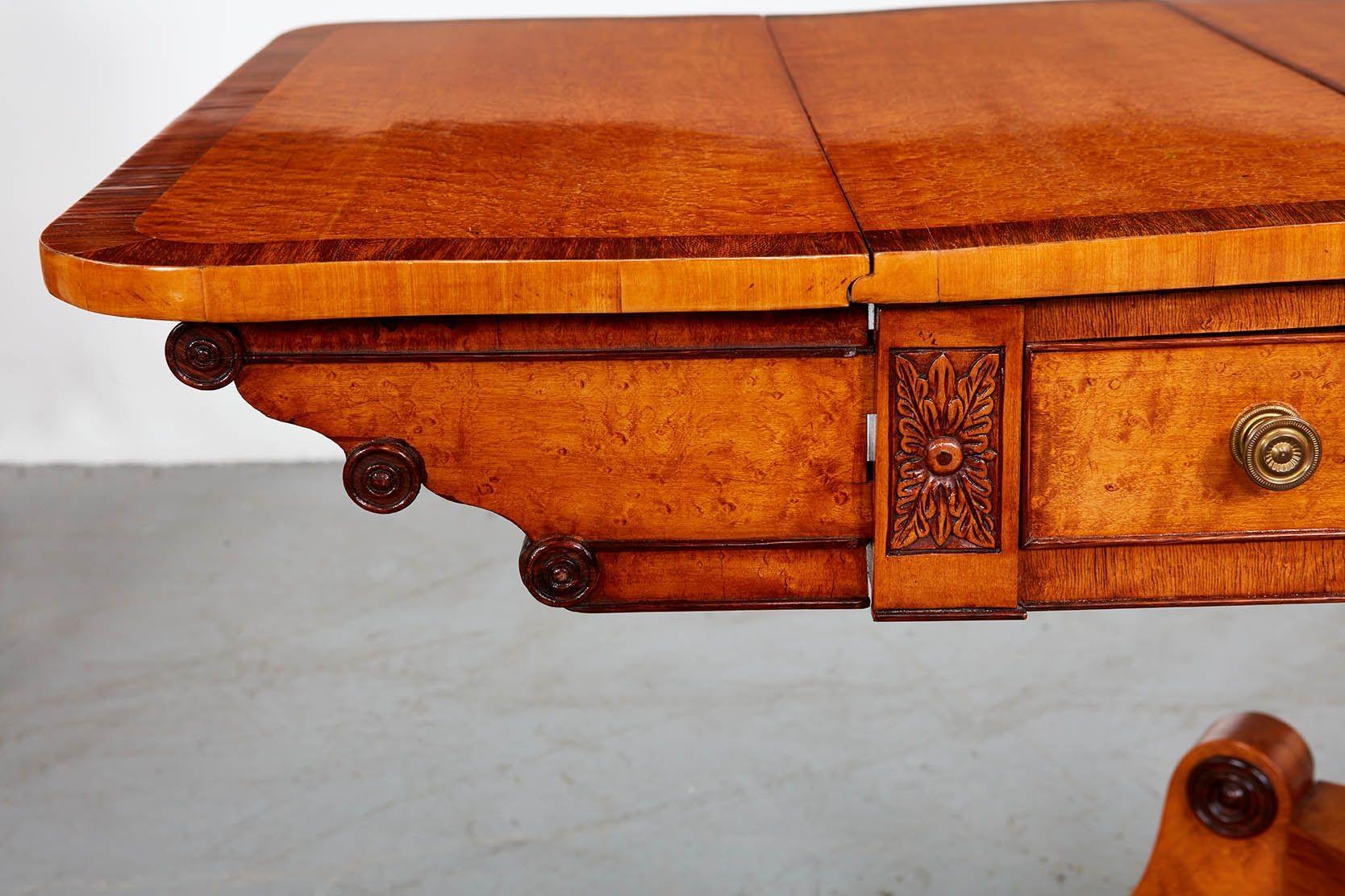 Érable piqué Exceptionnelle table à jeux en érable moucheté Regency en vente