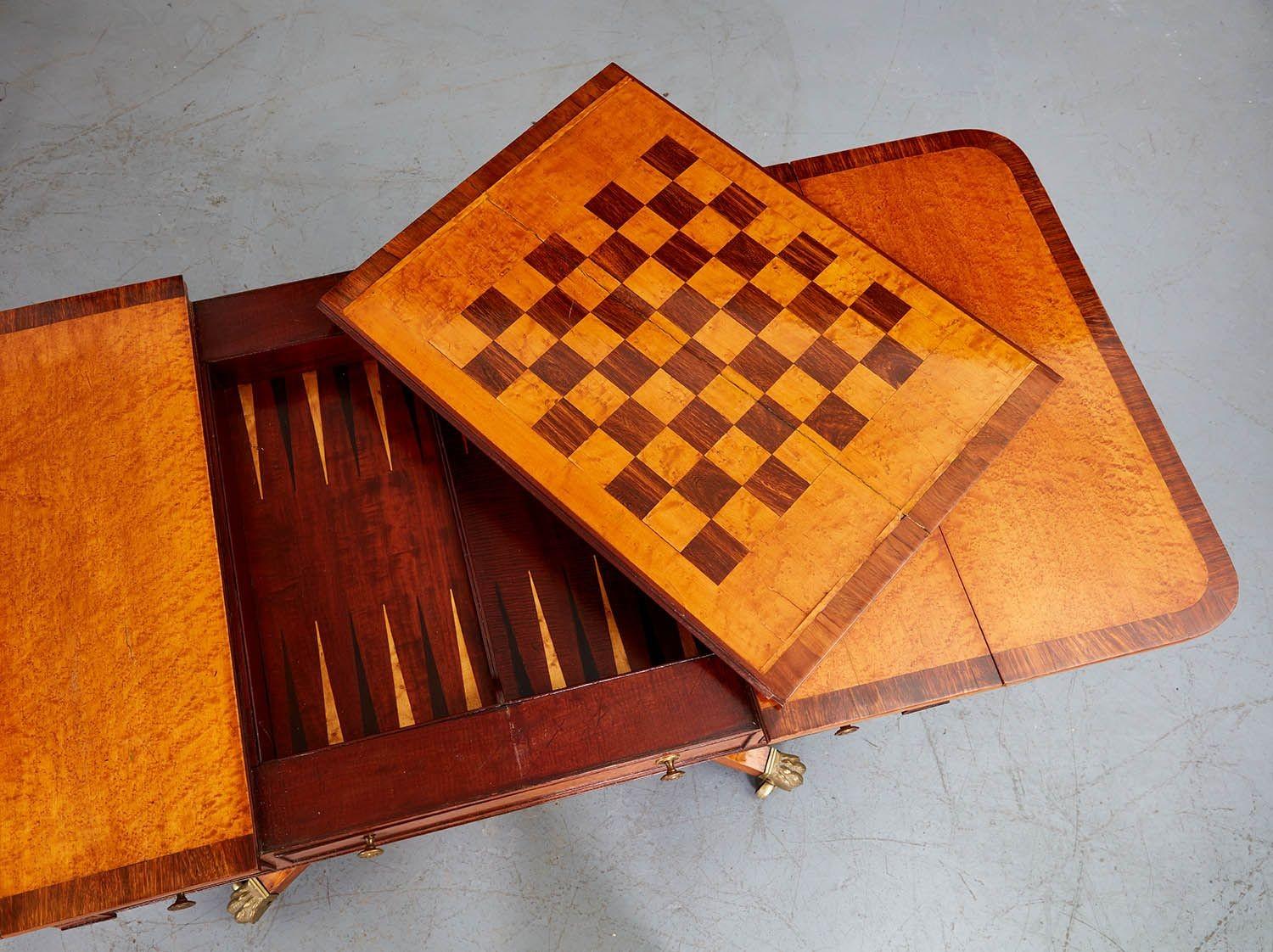 Exceptionnelle table à jeux en érable moucheté Regency en vente 2