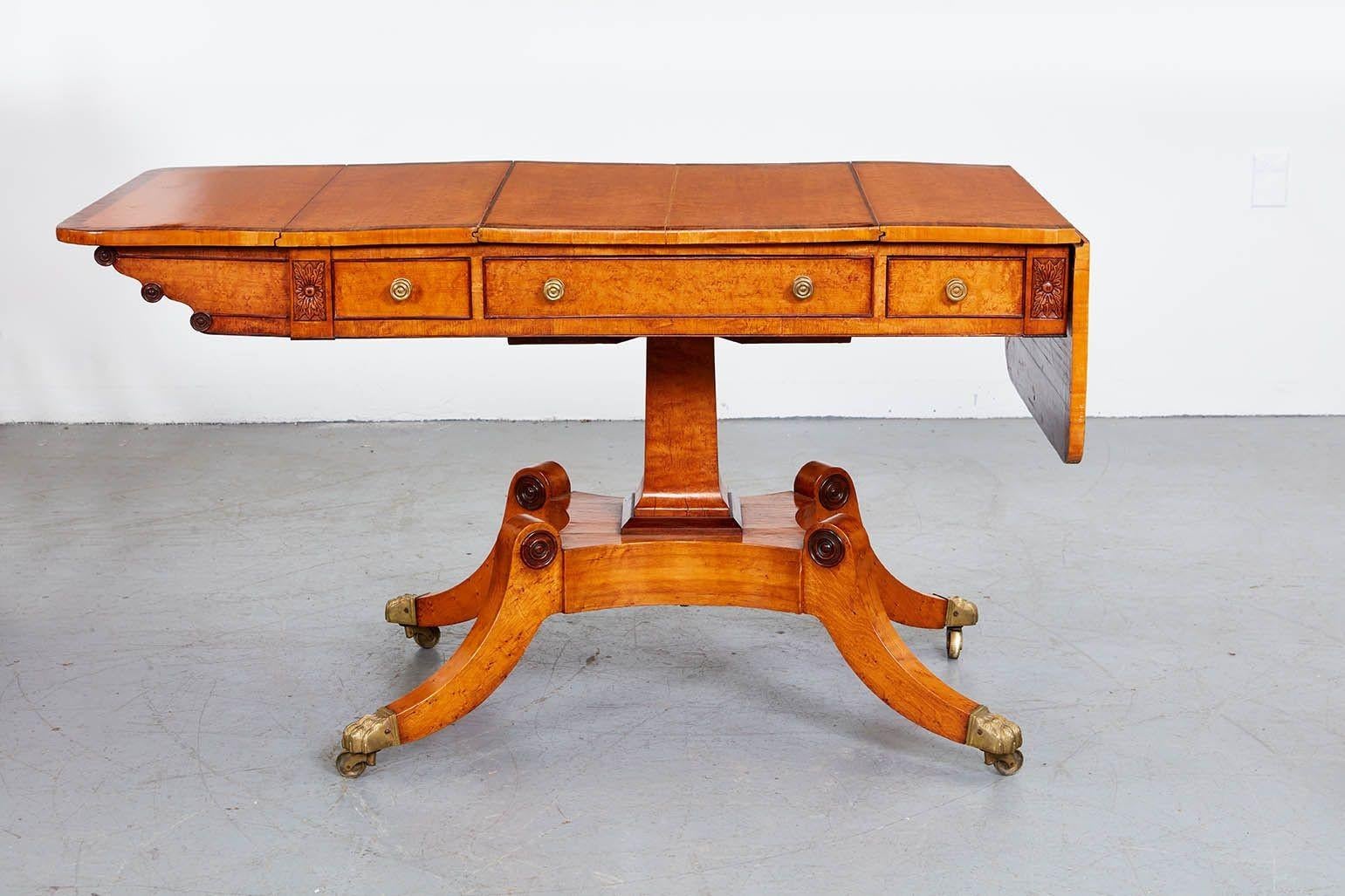 Exceptionnelle table à jeux en érable moucheté Regency en vente 3