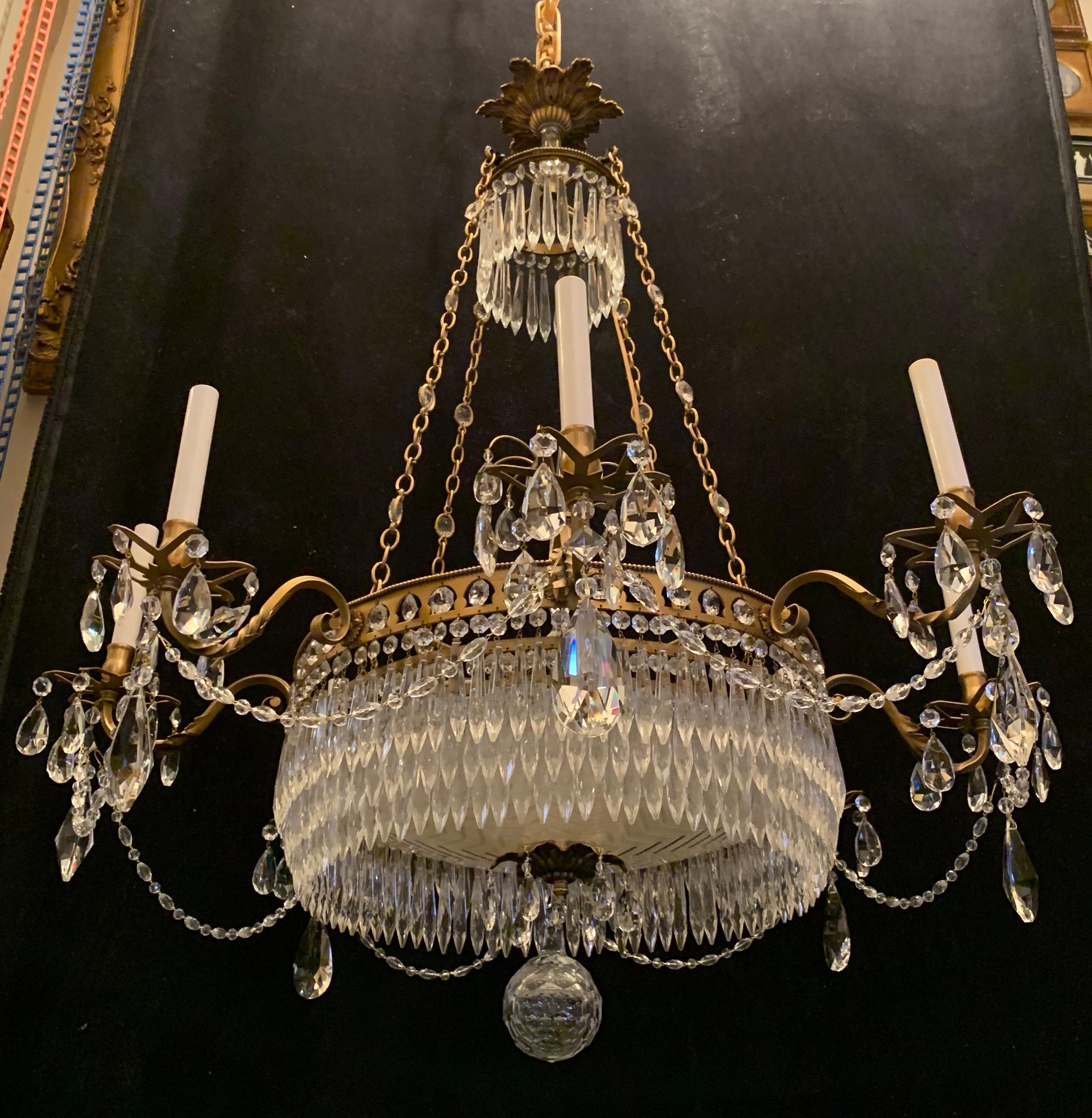 Français Exceptionnel lustre Empire Baltic de style Regency en bronze doré et cristal taillé en forme de bol central en vente