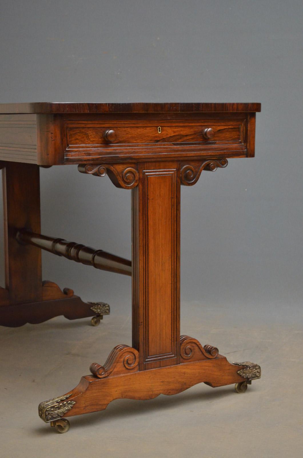 Exceptional Regency Rosewood Library Table of Small Proportion In Good Condition For Sale In Whaley Bridge, GB