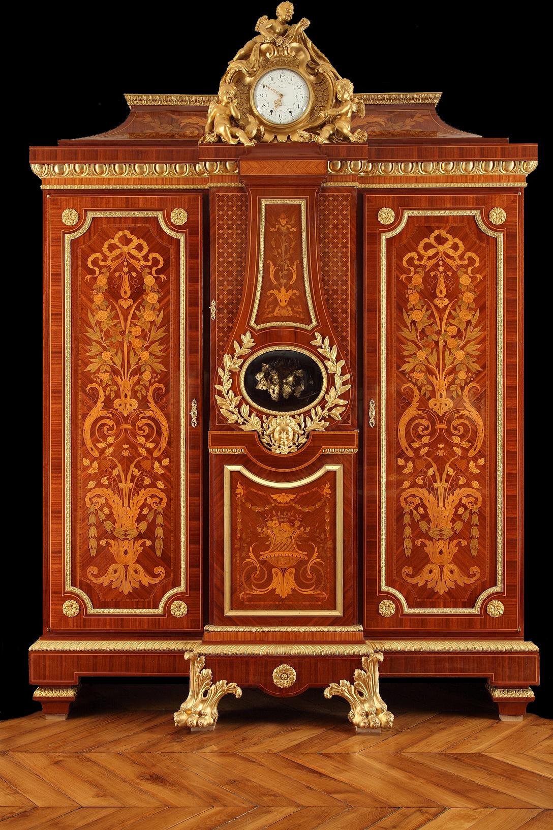 Signé Forest à Paris

Une rare armoire de style Louis XIV avec un fronton en ogee. S'ouvrant sur deux armoires latérales flanquées d'une horloge à régulateur, richement décorée de marqueterie ornée de roses, de couronnes de laurier, d'acanthes et
