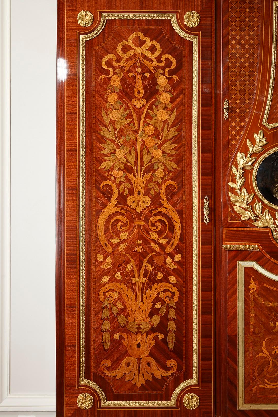 Français Exceptionnelle armoire régulière de style L XVI par Maison Forest, France, vers 1890 en vente