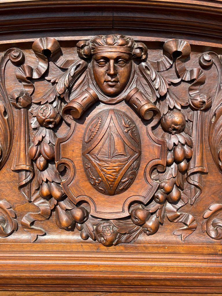 Exceptional Renaissance Style Carved Walnut Bed In Good Condition For Sale In Beaune, FR