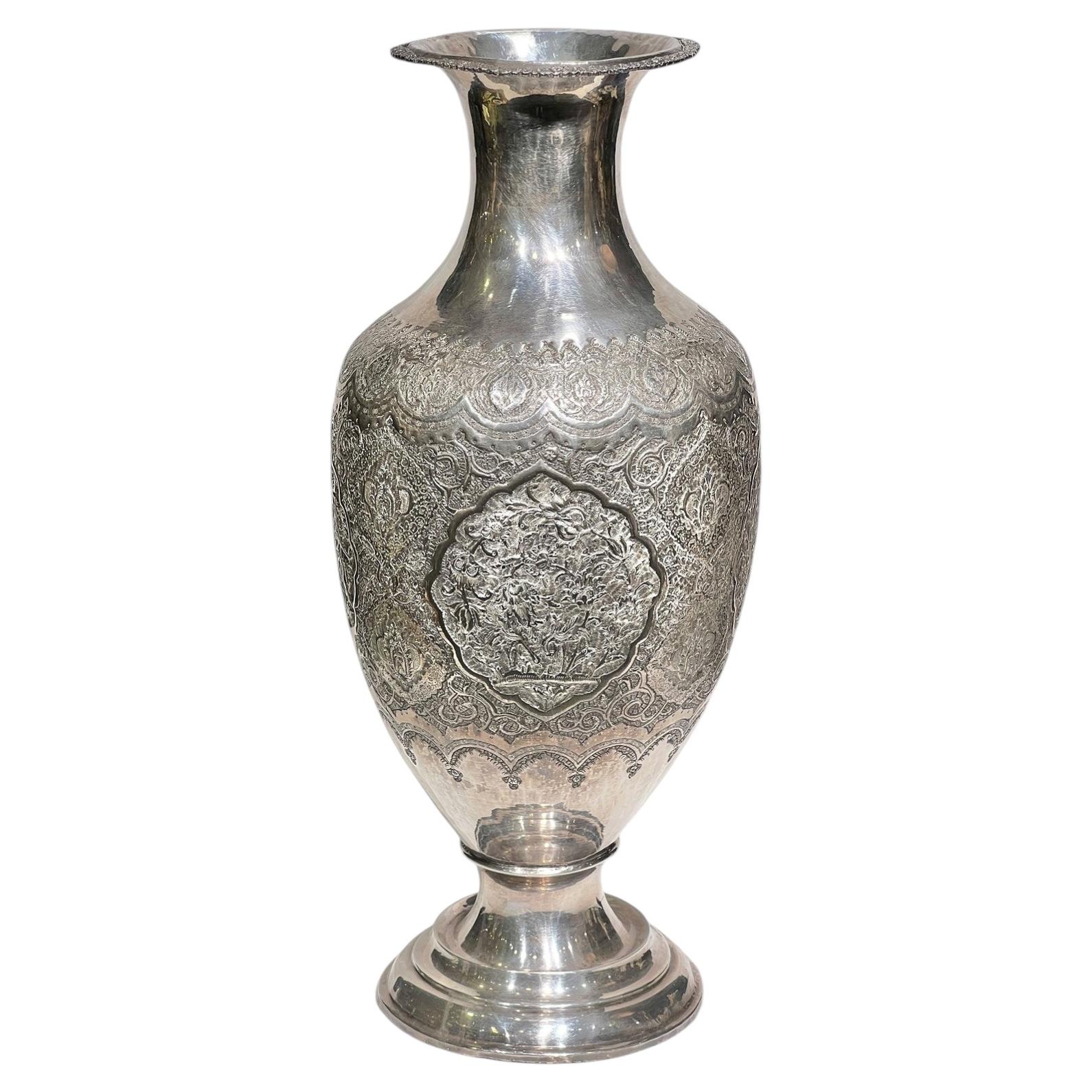 Eccezionale vaso persiano in argento lavorato a sbalzo e cesellato