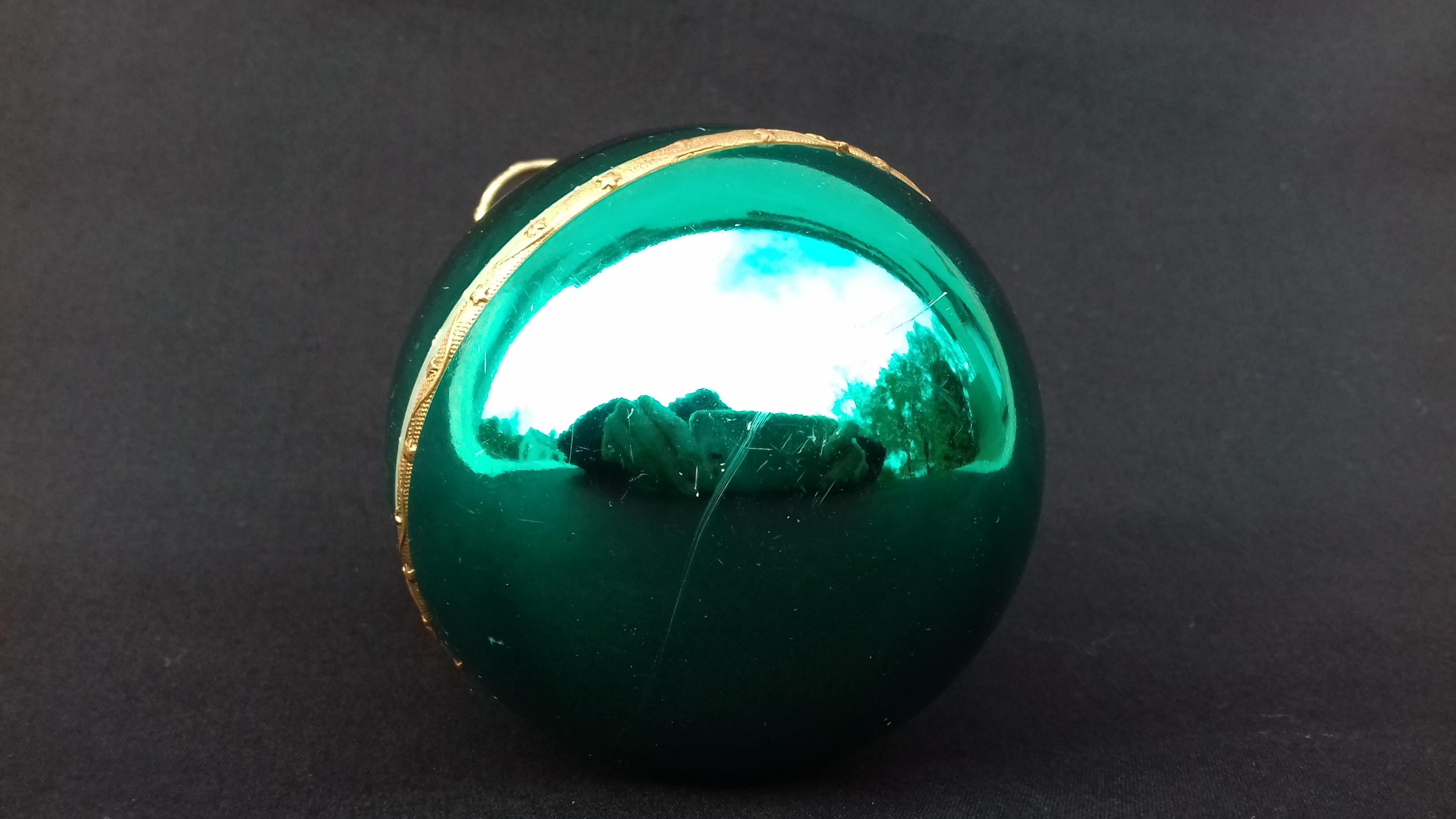 Pull the hook, hang it safely in your Christmas tree, and just hear and look at the magic of Christmas 

Rare and Gorgeous Christmas Ball Music Box !

Pull the hook, a string will come out and go into the ball playing 