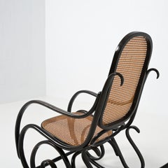 Außergewöhnlicher Schaukelstuhl von Thonet