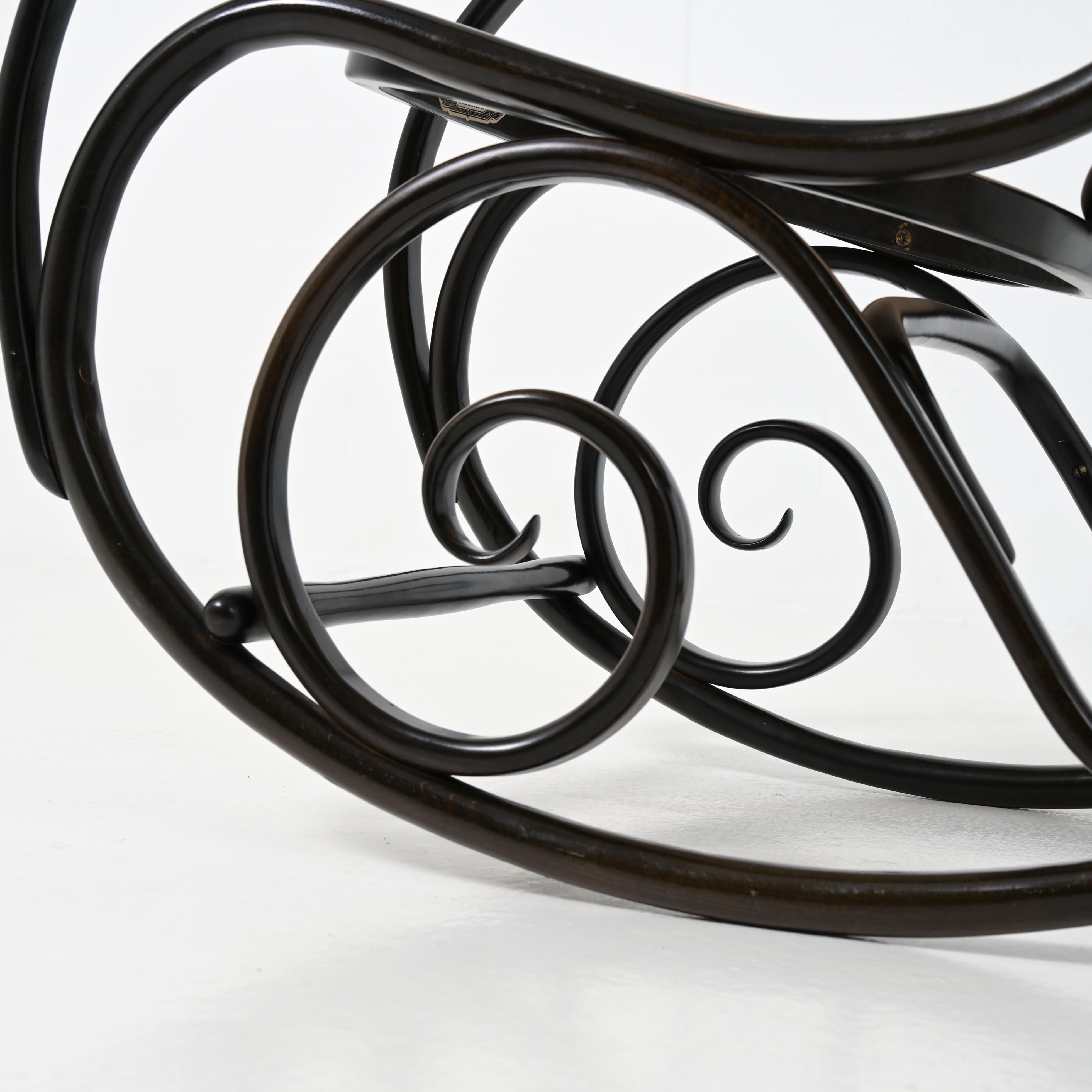 Exceptional Rocking Chair by Thonet In Good Condition For Sale In Vlimmeren, BE