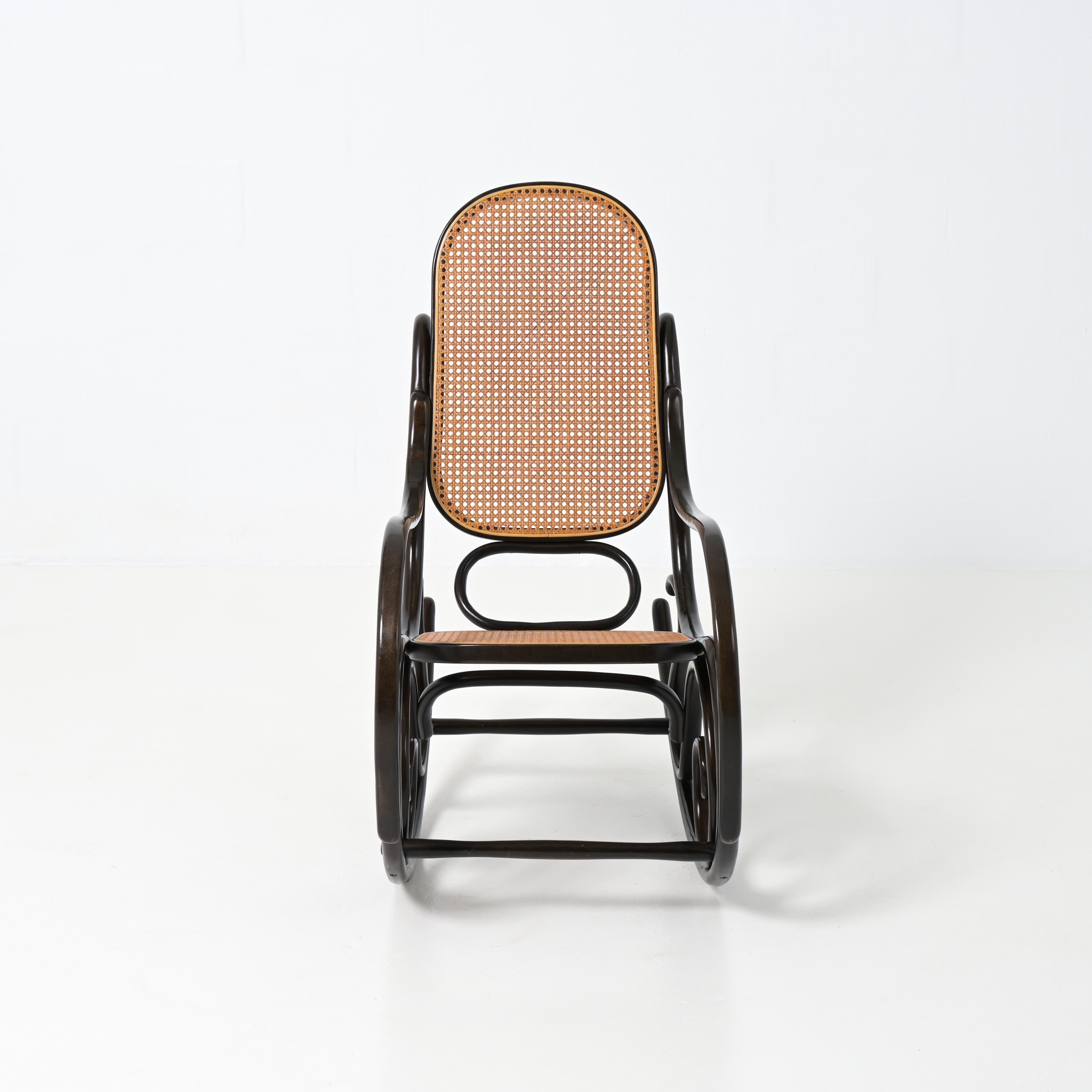 Exceptional Rocking Chair by Thonet For Sale 2