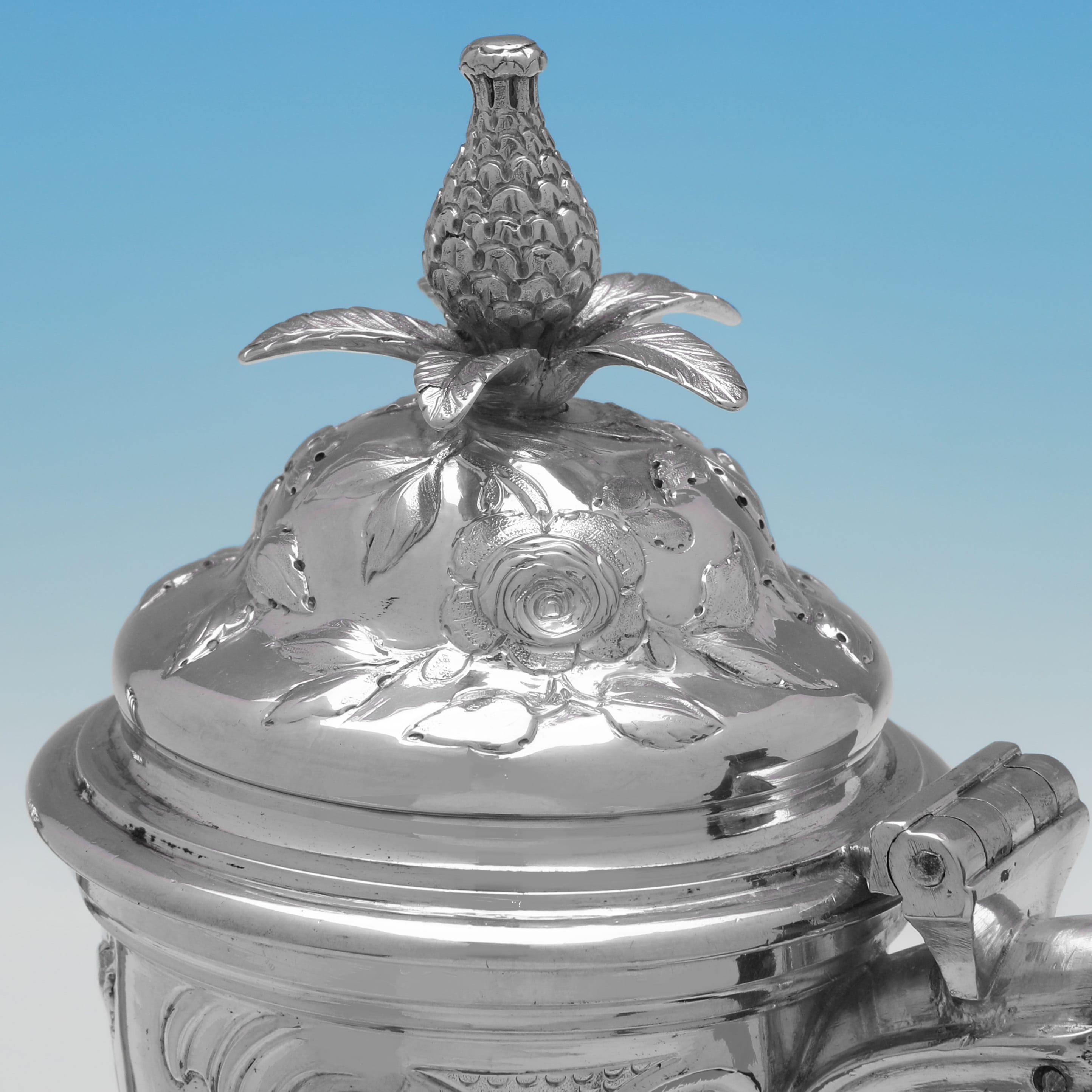 Exceptional Rococo design chased antique sterling silver coffee pot made in 1764 In Good Condition For Sale In London, London
