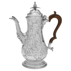 Excepcional cafetera de plata de ley antigua cincelada de diseño rococó fabricada en 1764