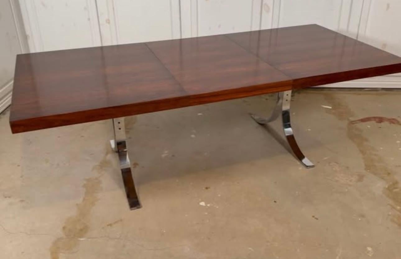 Exceptionnelle table de salle à manger / table de conférence en palissandre et chrome par Poul Norreklit pour George Petersens Mobelfabrik. Superbe grainage, plateau lourd et solide sur des pieds évasés en acier chromé. La table mesure 63