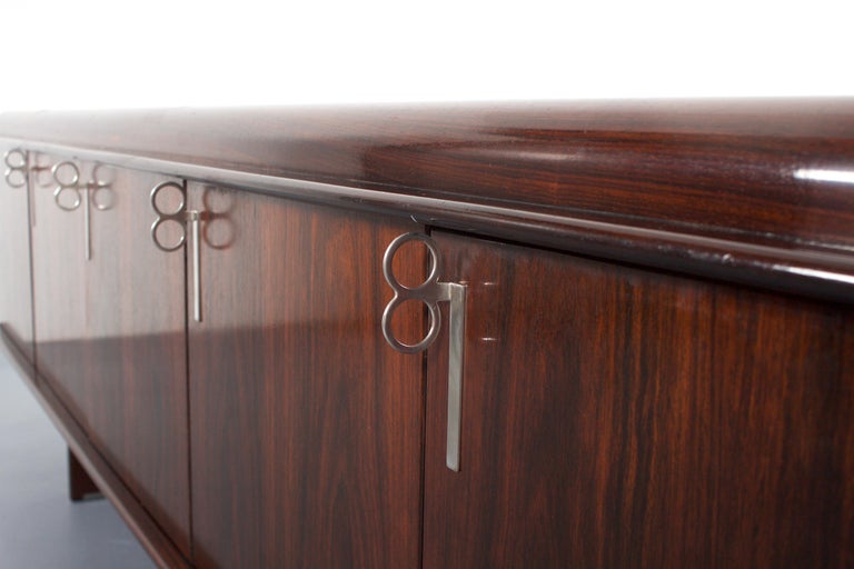 Beautiful Saporiti ‘Pellicano’ Sideboard in very good condition.

Designed by Vittorio Introini in the 1960s

The sideboard has a rosewood structure with rounded paneling on the top and bottom.

It has five doors and two internal drawers 

Each door