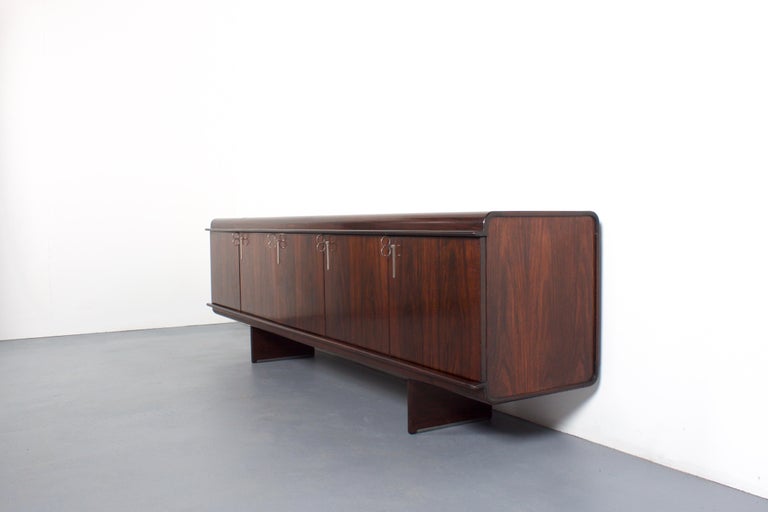 Mid-Century Modern Exceptional Rosewood Saporiti ‘Pellicano’ Sideboard by Vittorio Introini, 1960s For Sale