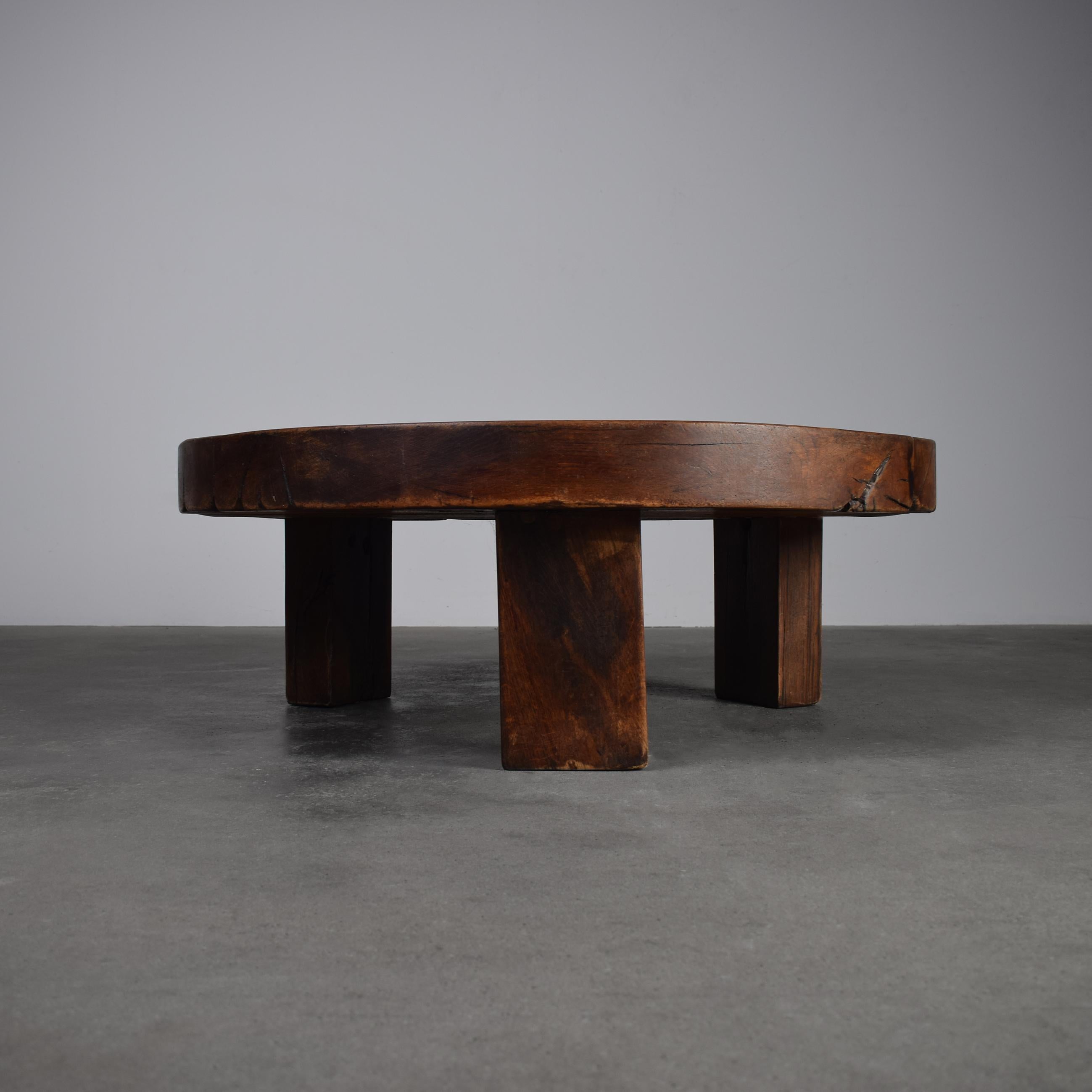 Questo eccezionale tavolino brutalista di metà secolo in rovere incarna un design senza tempo e una robusta lavorazione artigianale. Il suo piano rotondo e spesso (8 cm) mette in mostra la bellezza naturale del rovere massiccio, con ricche venature