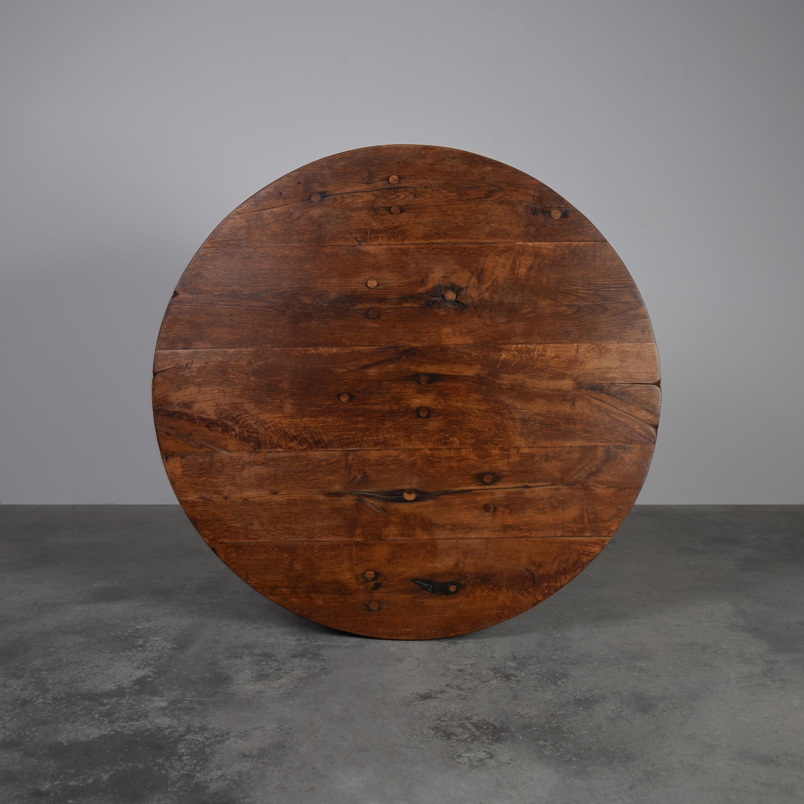 Brutalismo Eccezionale tavolino rotondo brutalista in Oak del 1950 in vendita