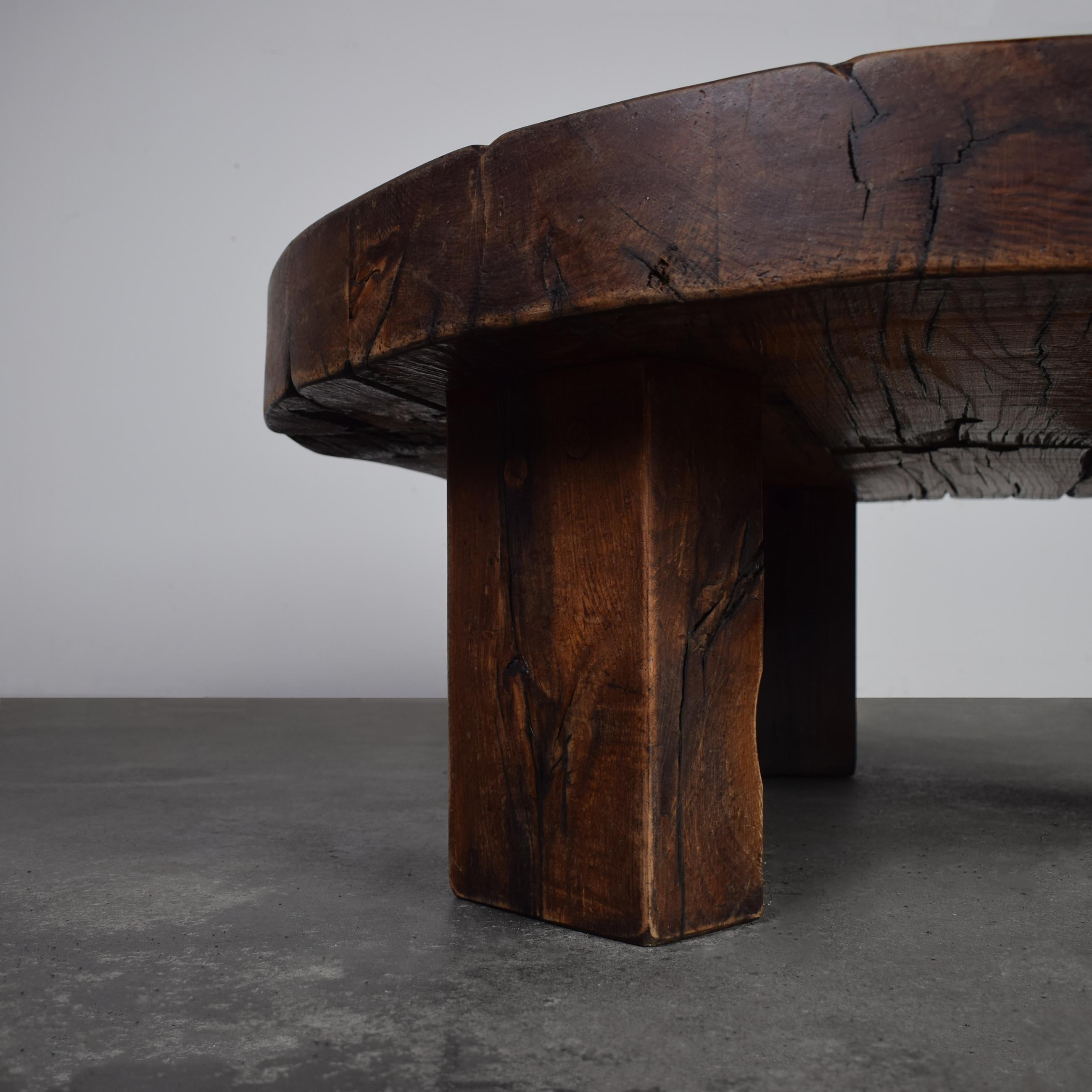 Francese Eccezionale tavolino rotondo brutalista in Oak del 1950 in vendita