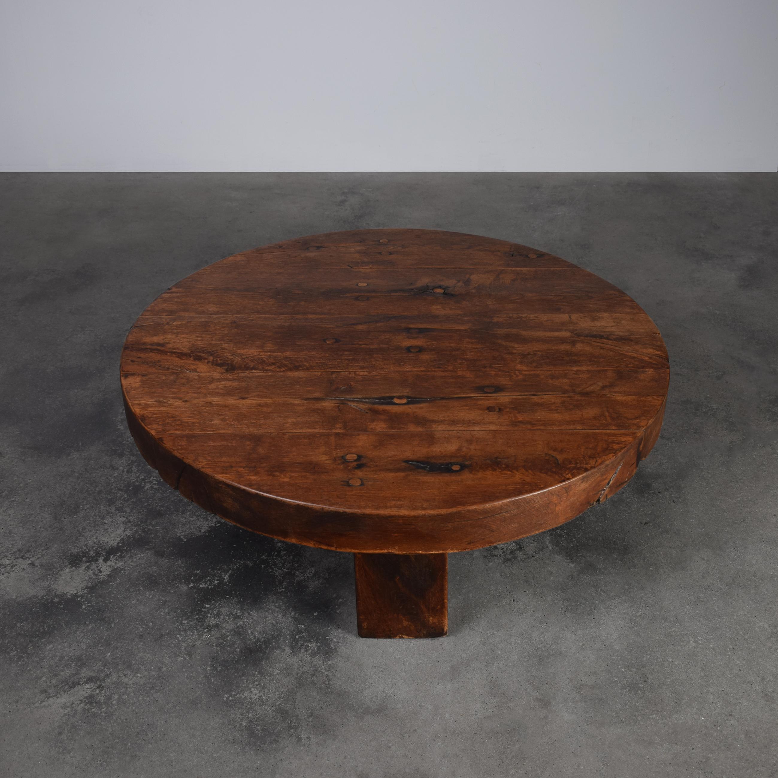 Fatto a mano Eccezionale tavolino rotondo brutalista in Oak del 1950 in vendita