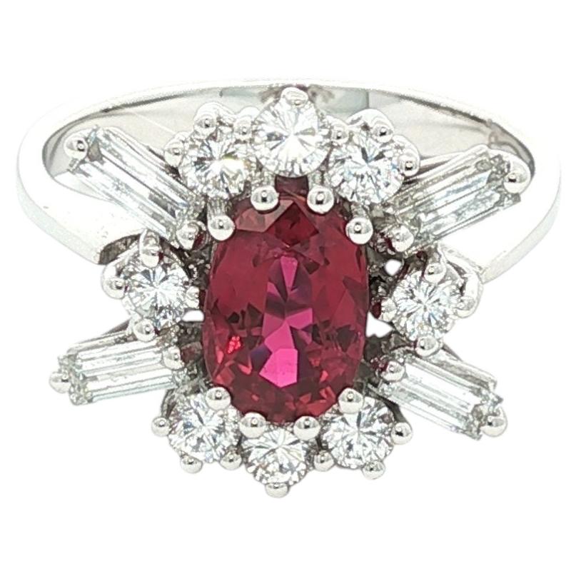 Superbe bague en rubis sertie de diamants, en or blanc 18 carats. en vente