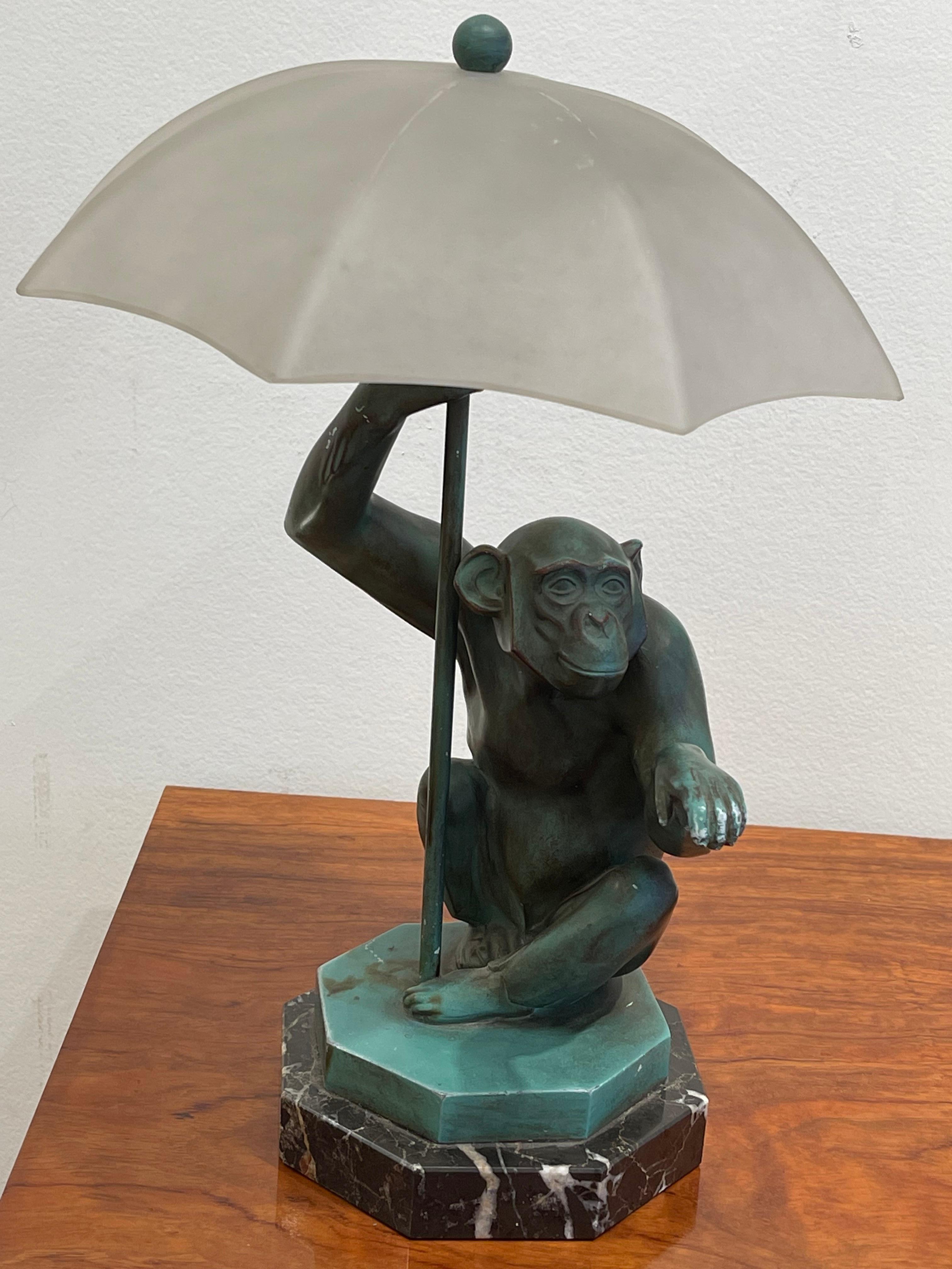 Exceptionnelle sculpture/lampe Art Déco de Max Le Verrier (1891-1973) représentant un singe sous un parapluie. Elle s'intitule La Pluie ou Le Singe au Parapluie. Modèle créé vers 1925-1927 et récompensé au Salon des Humoristes à Paris en 1927.
Lampe