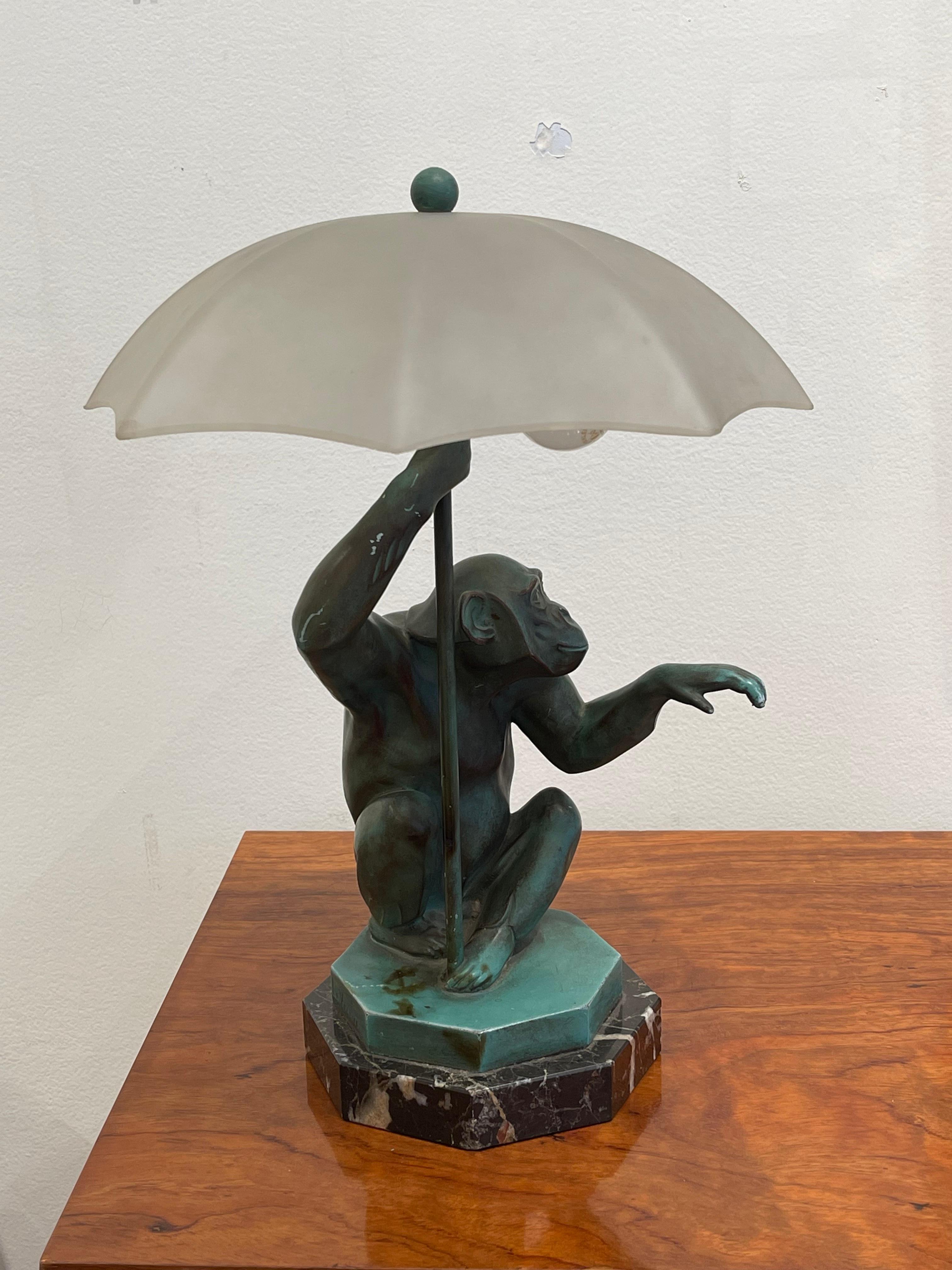 Exceptional Sculpture/Lamp of a Monkey with an Umbrella by Le Verrier, Art Deco In Good Condition For Sale In Paris, FR