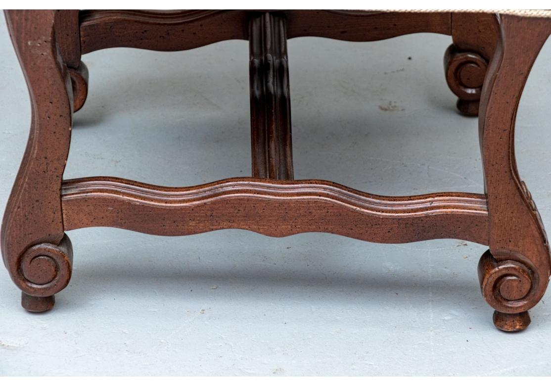 Un set di sedie da pranzo particolarmente raffinato con un'eccellente forma francese,  Il tessuto è un velluto tagliato e rialzato nei colori Tan, Cream e Brown, con tralci, rami, foglie e fiori ispirati alla Nature che ricordano i design di William