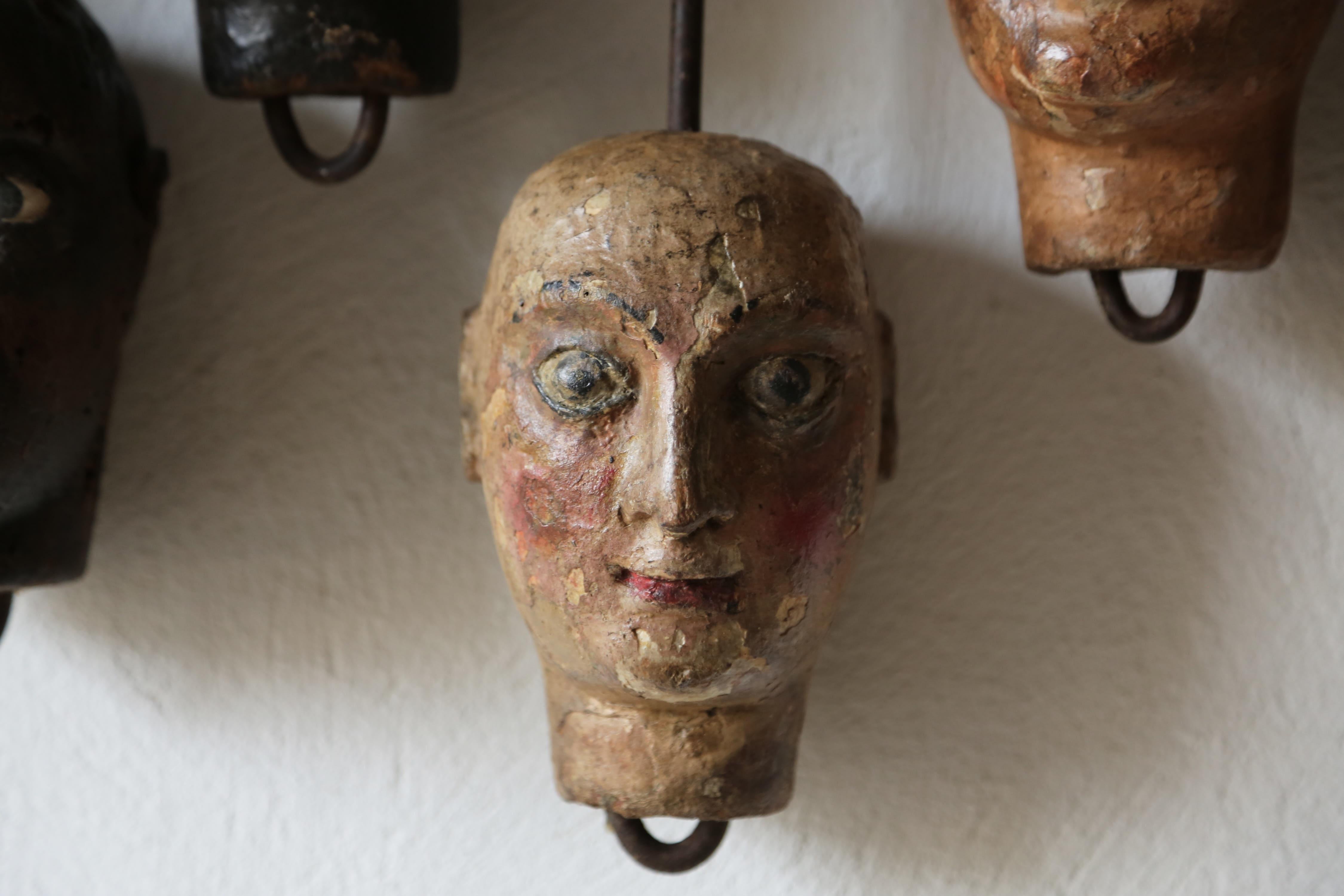 Exceptionnel ensemble de 24 têtes de Marionette uniques fabriquées à la main, Italie, 19ème siècle en vente 4