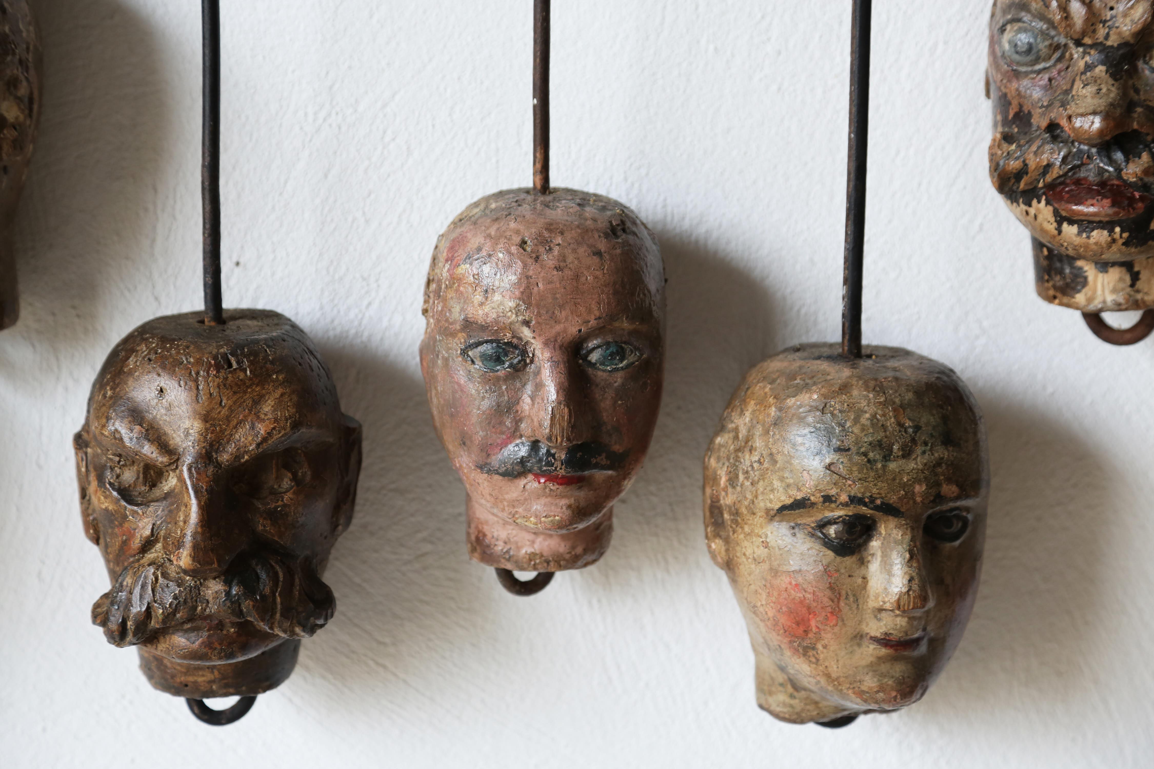 Exceptionnel ensemble de 24 têtes de Marionette uniques fabriquées à la main, Italie, 19ème siècle en vente 5
