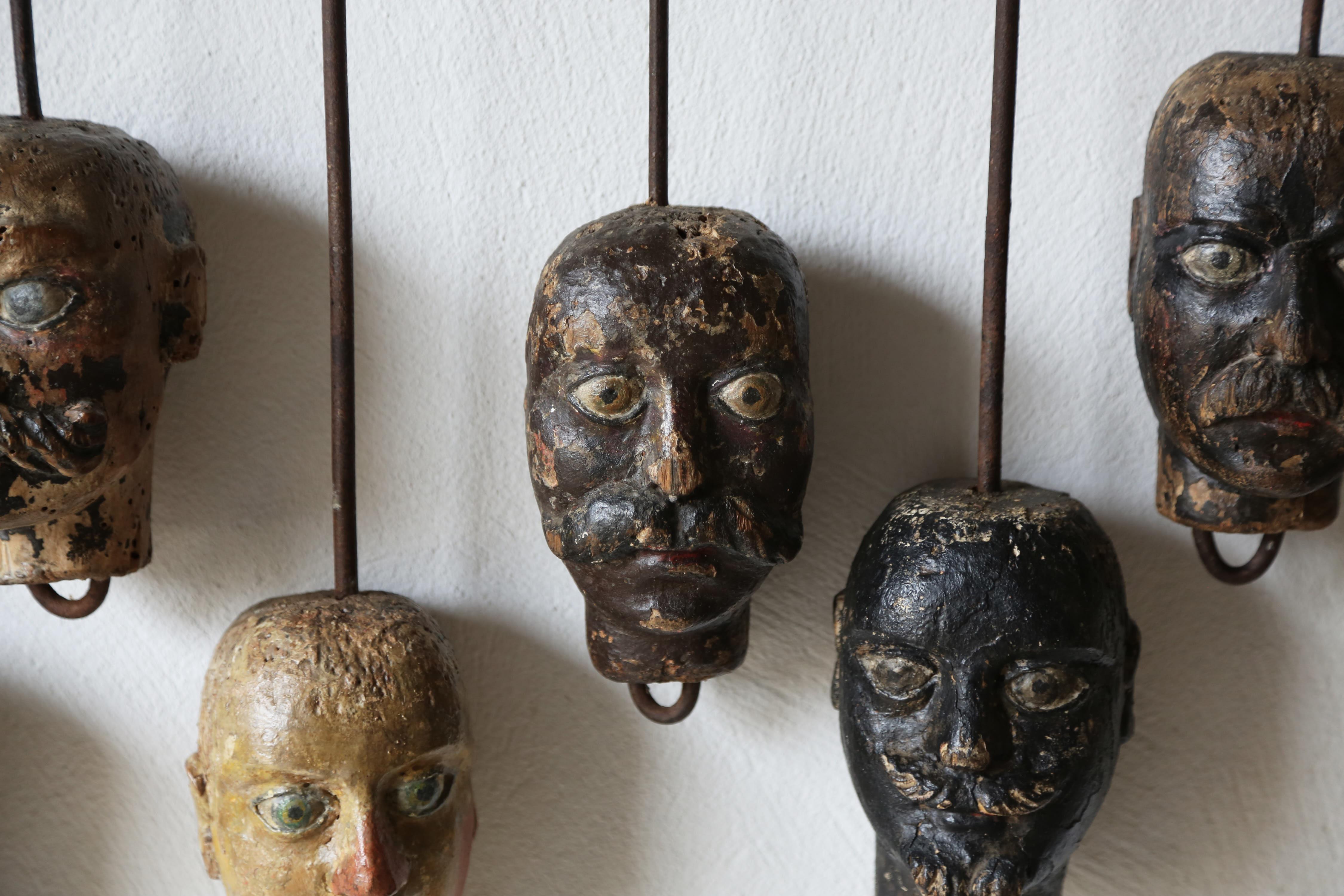 Exceptionnel ensemble de 24 têtes de Marionette uniques fabriquées à la main, Italie, 19ème siècle en vente 6