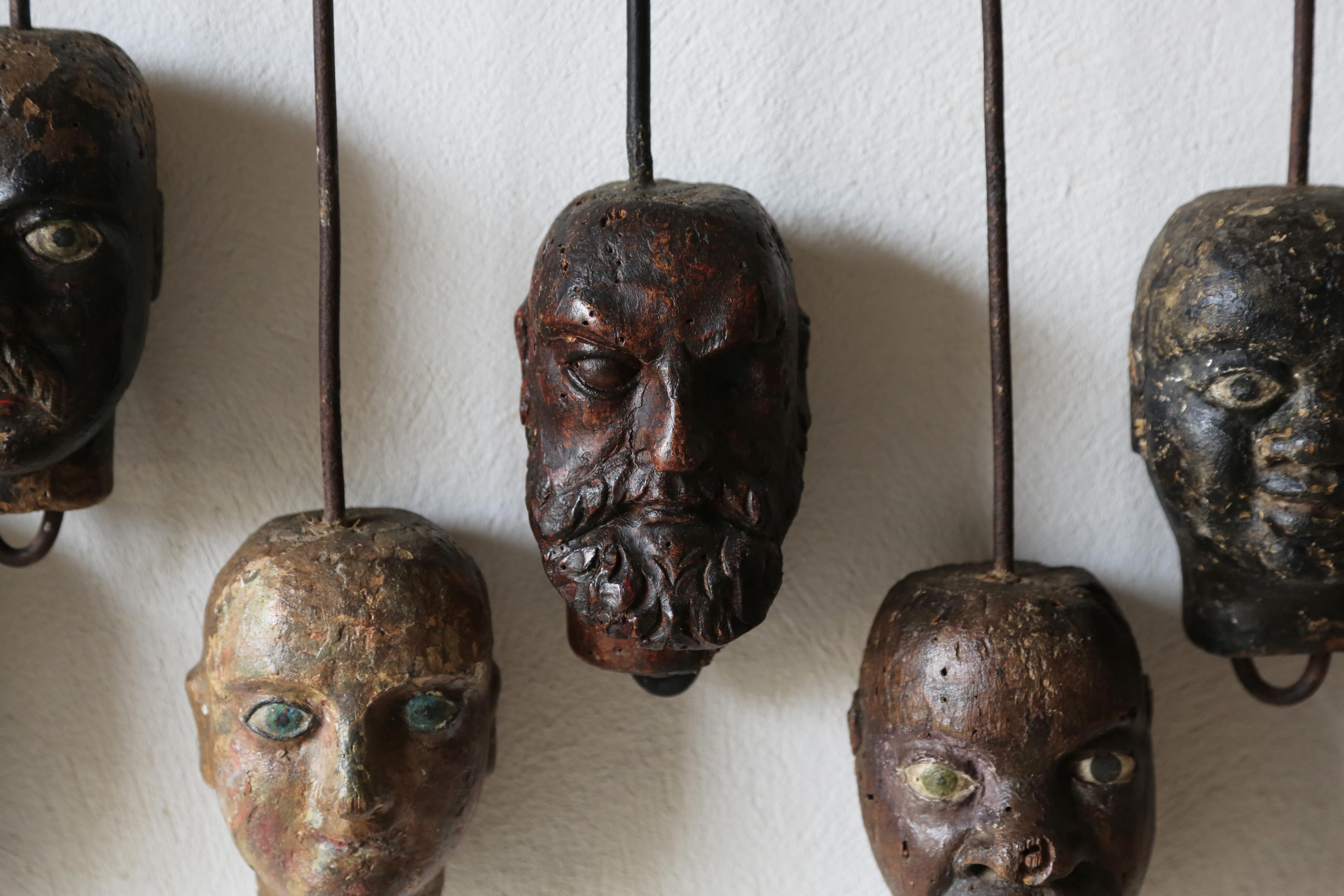 Exceptionnel ensemble de 24 têtes de Marionette uniques fabriquées à la main, Italie, 19ème siècle en vente 7