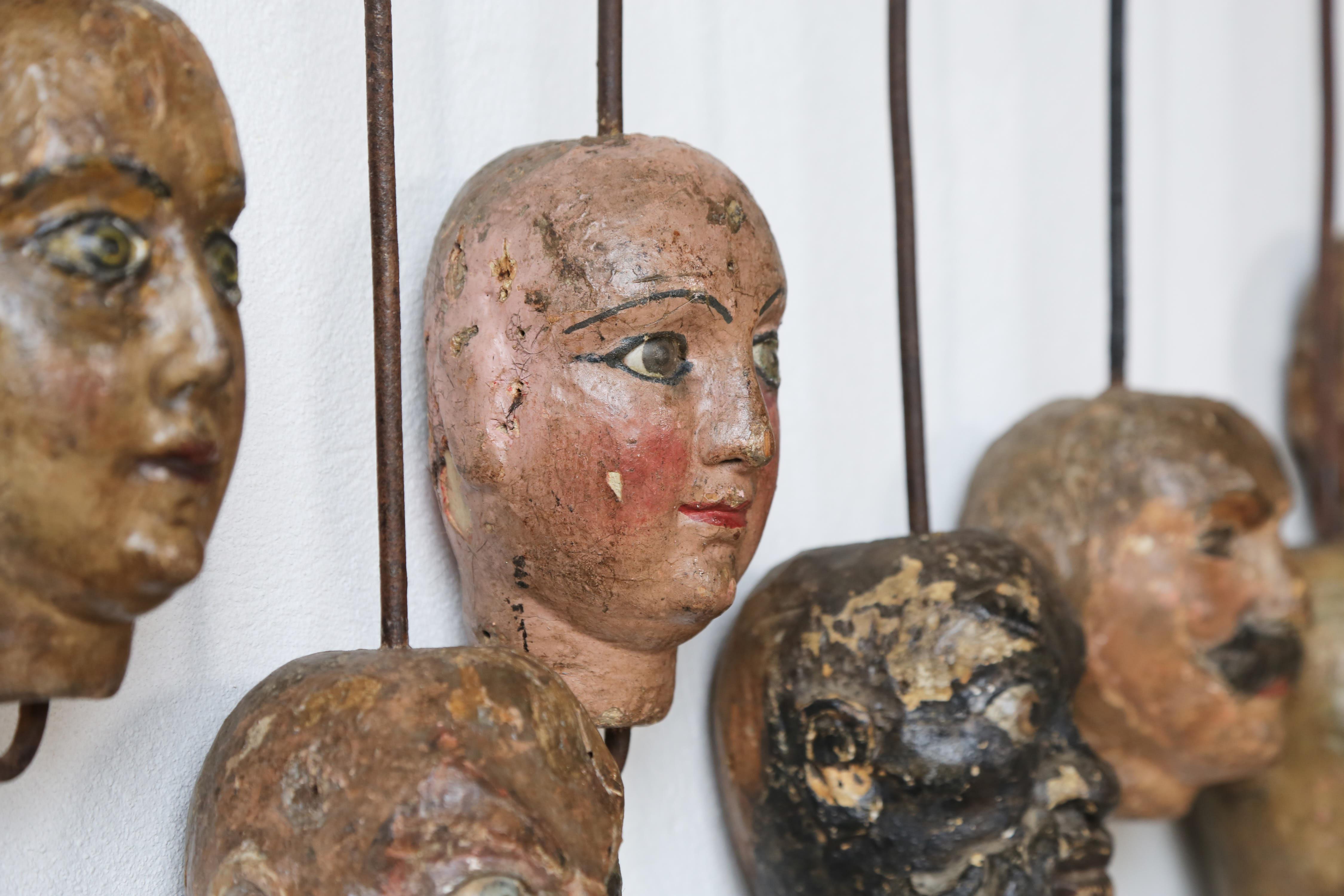 Exceptionnel ensemble de 24 têtes de Marionette uniques fabriquées à la main, Italie, 19ème siècle en vente 8